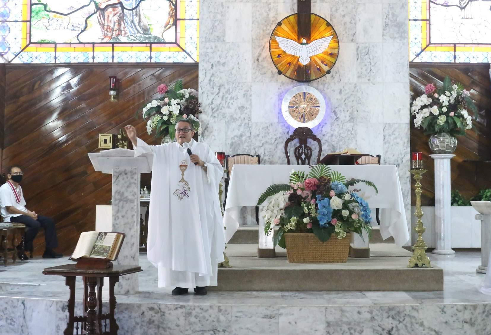 $!El Padre José Luis González ofició la misa.