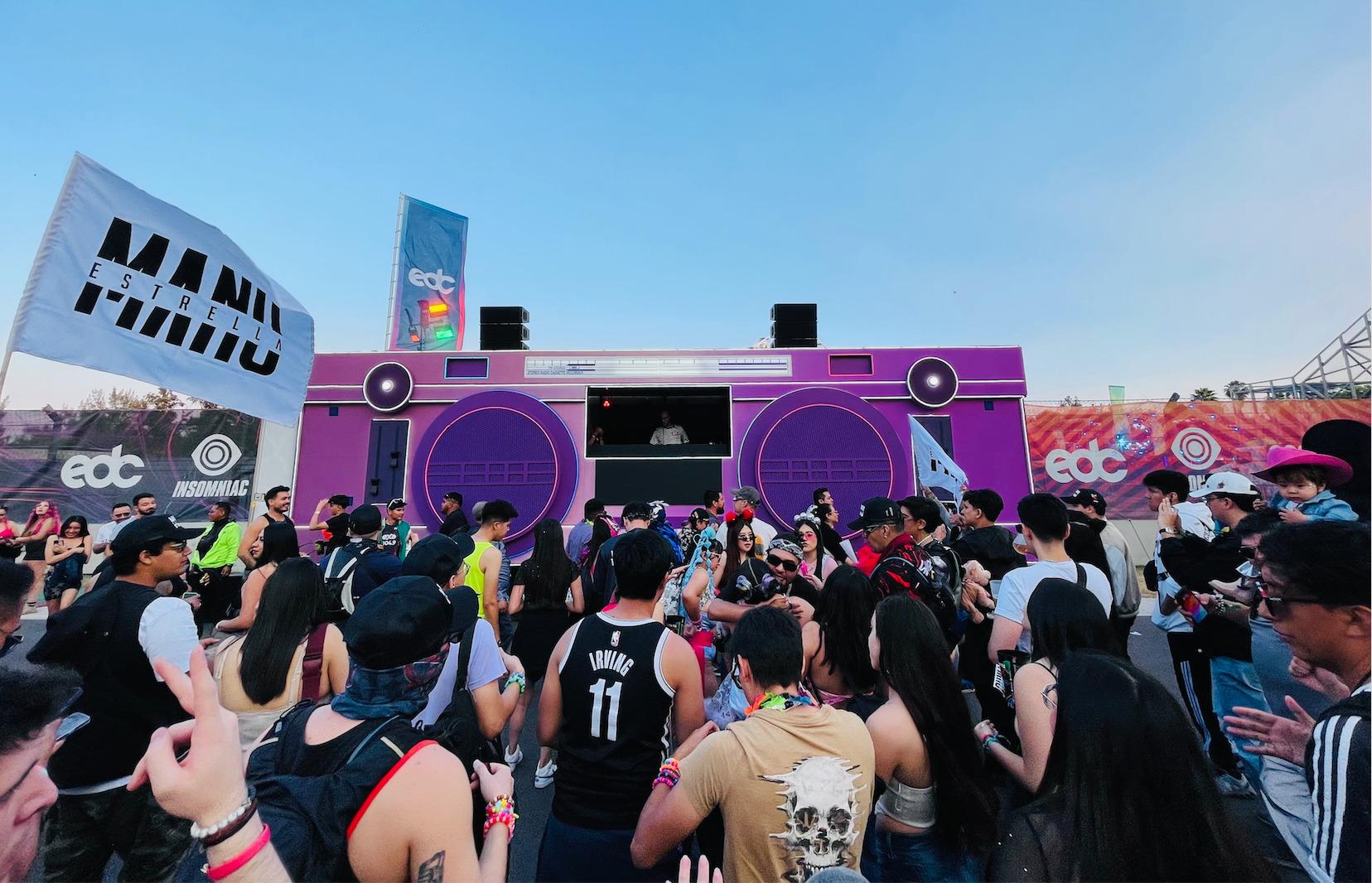 $!Cientos de personas se reúnen en el escenario para disfrutar de la música de Manu Estrella.