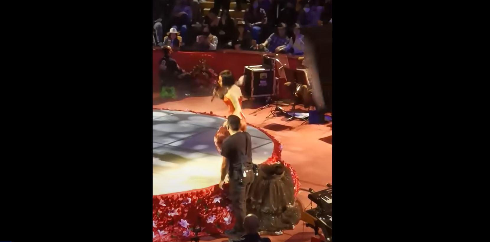 $!Se le cae la falda a Ángela Aguilar en plena presentación