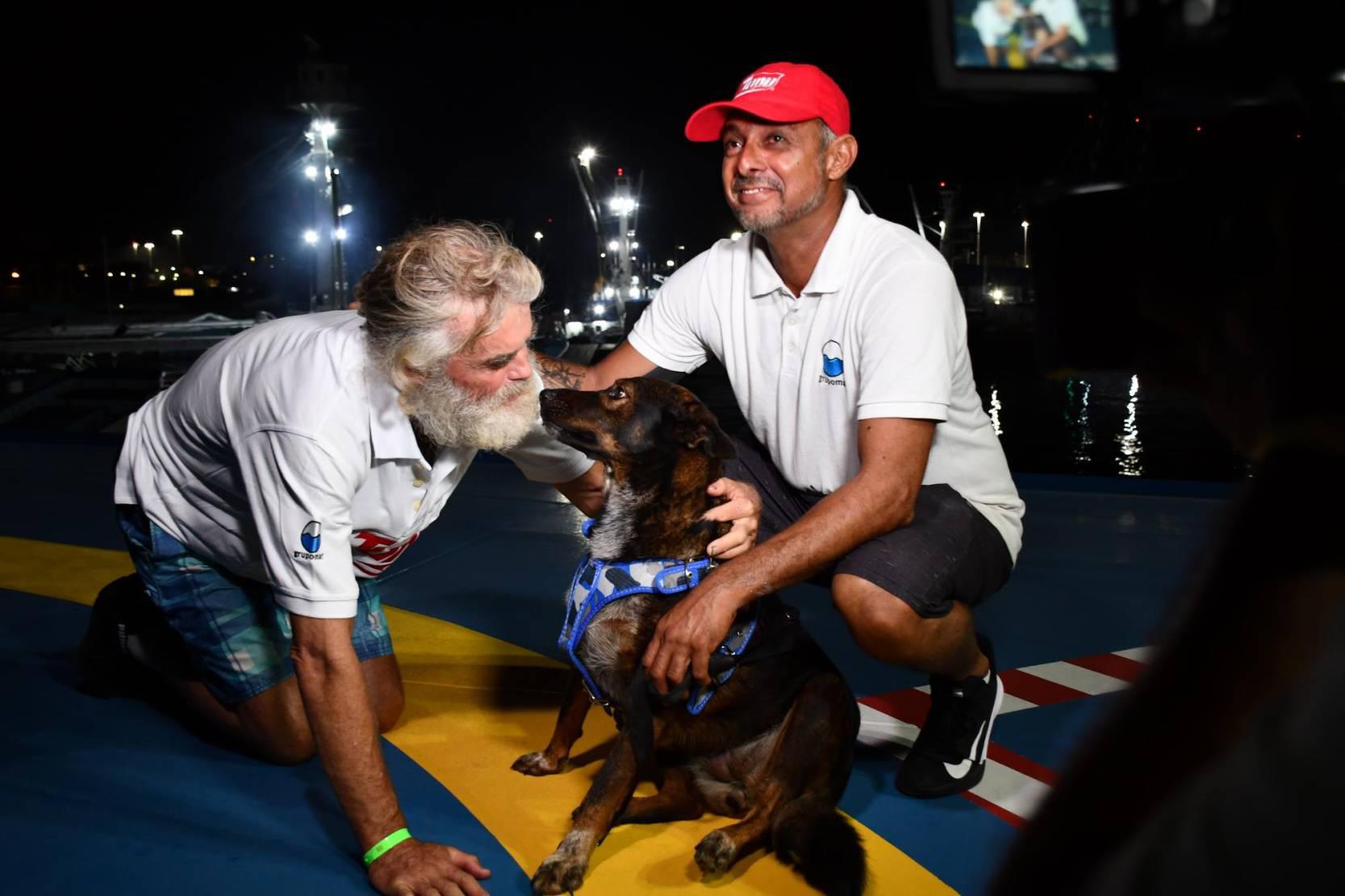 $!Tim Shaddock y la perrita Bella, junto a Genaro, el pescador mazatleco.