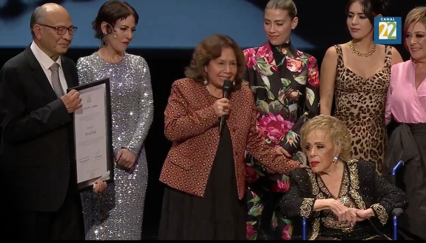 $!Lucía Jiménez hace entrega de un reconocimiento a la actriz por parte del INBA.