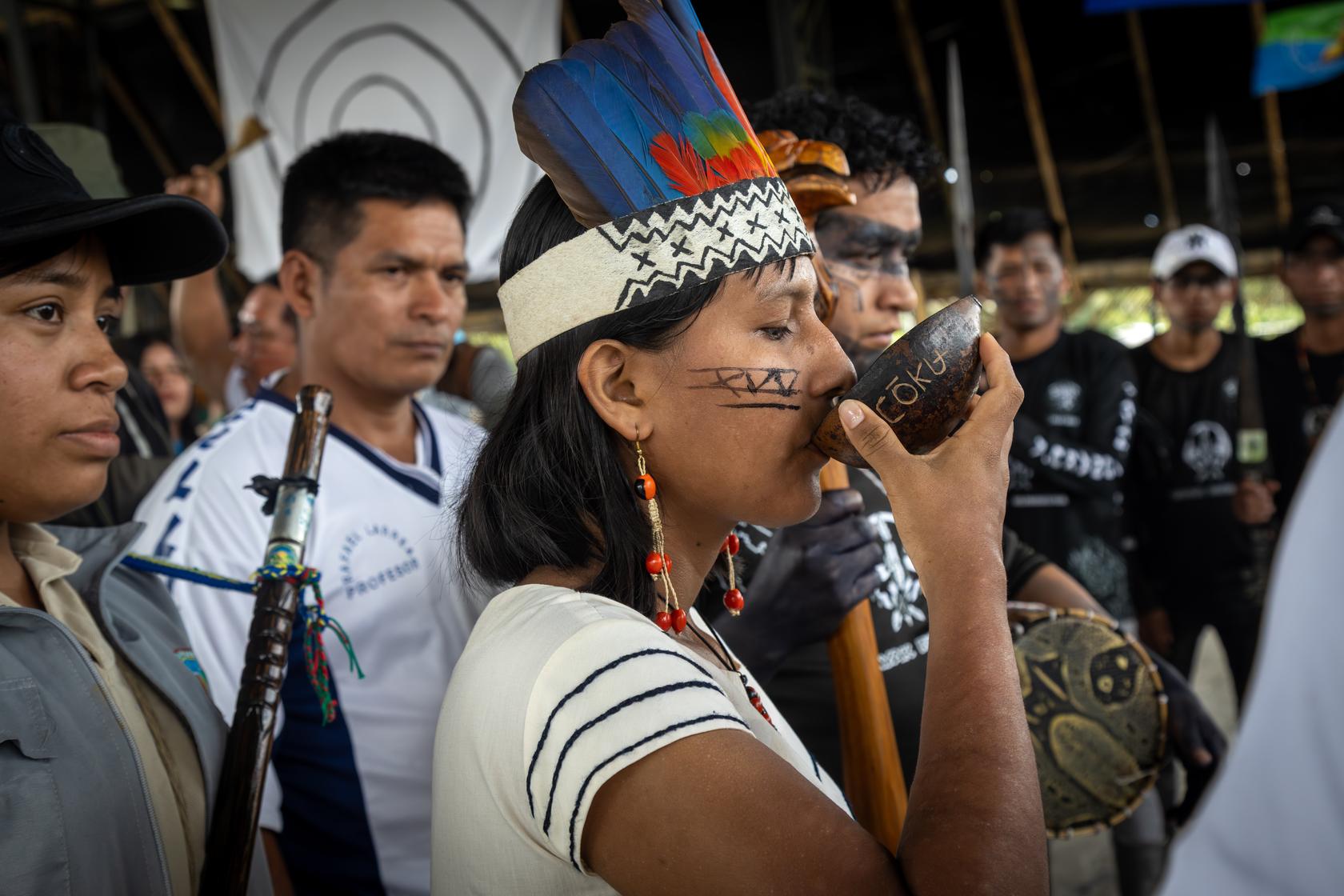 $!María de Jesús, joven lideresa murui bue, toma yoko, un extracto vegetal que energiza.