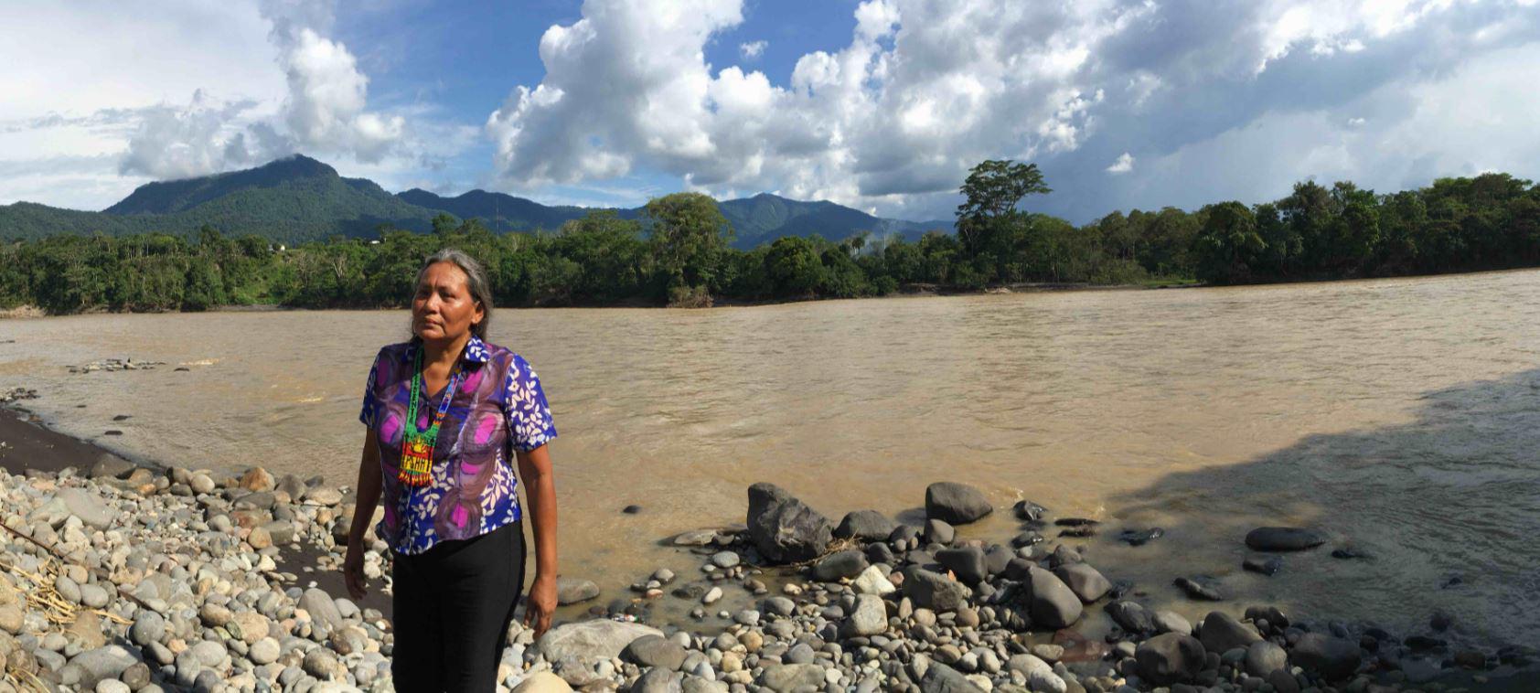 $!Josefina Tunki, presidenta del Pueblo Shuar Arutam en una de las orillas del Río Santiago.
