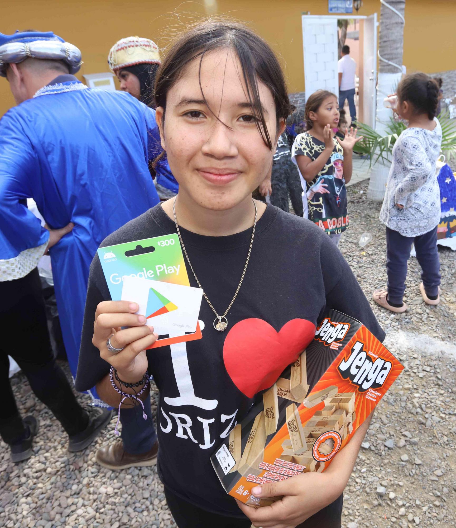 $!Alondra con su tarjeta de Google Play y un jenga.