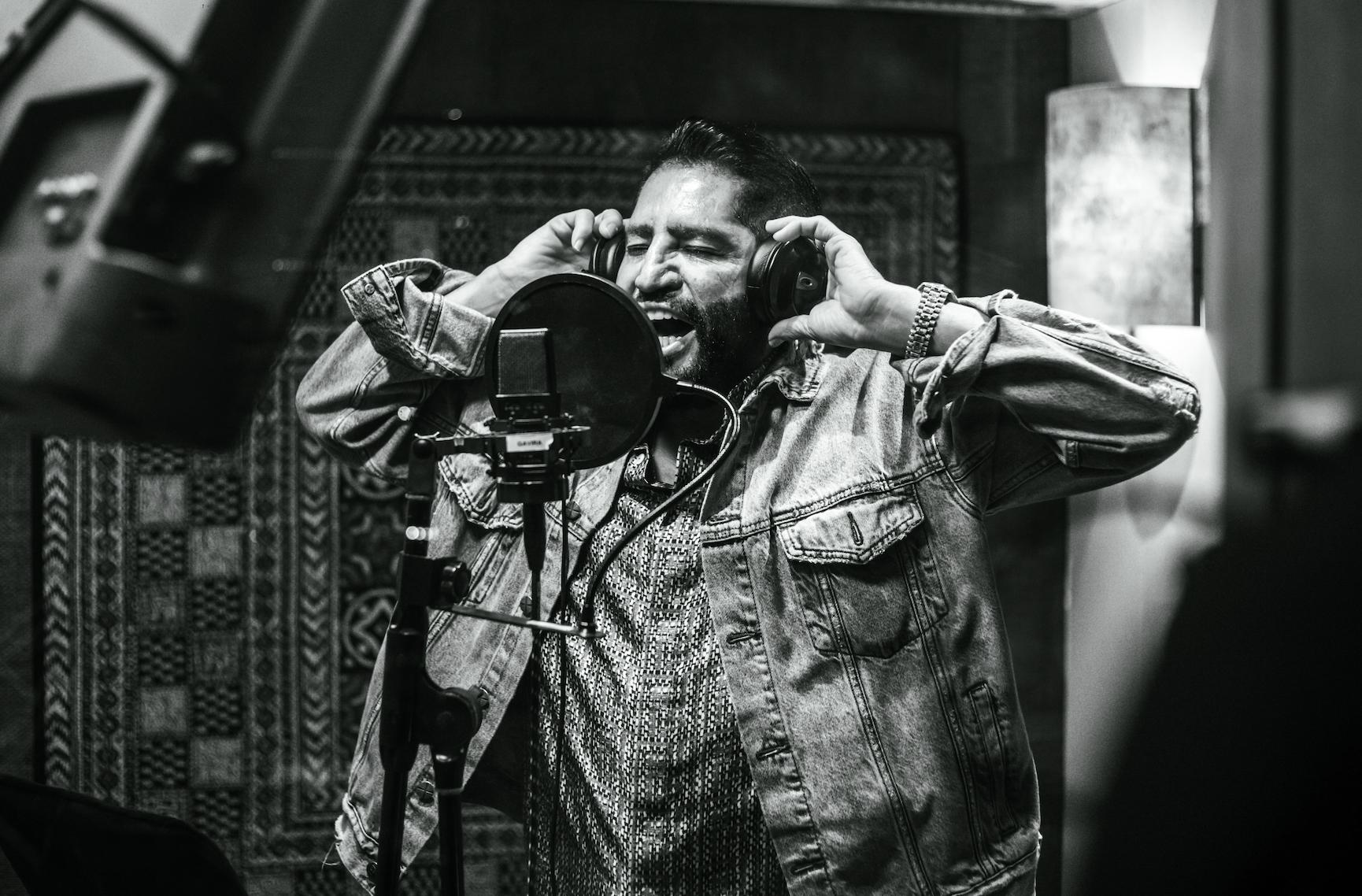 $!El toque romántico de Pancho Barraza está en la letra que retrata el dolor de una traición, la firmeza al cerrar ciclos y la fortaleza de quién decide no volver atrás.