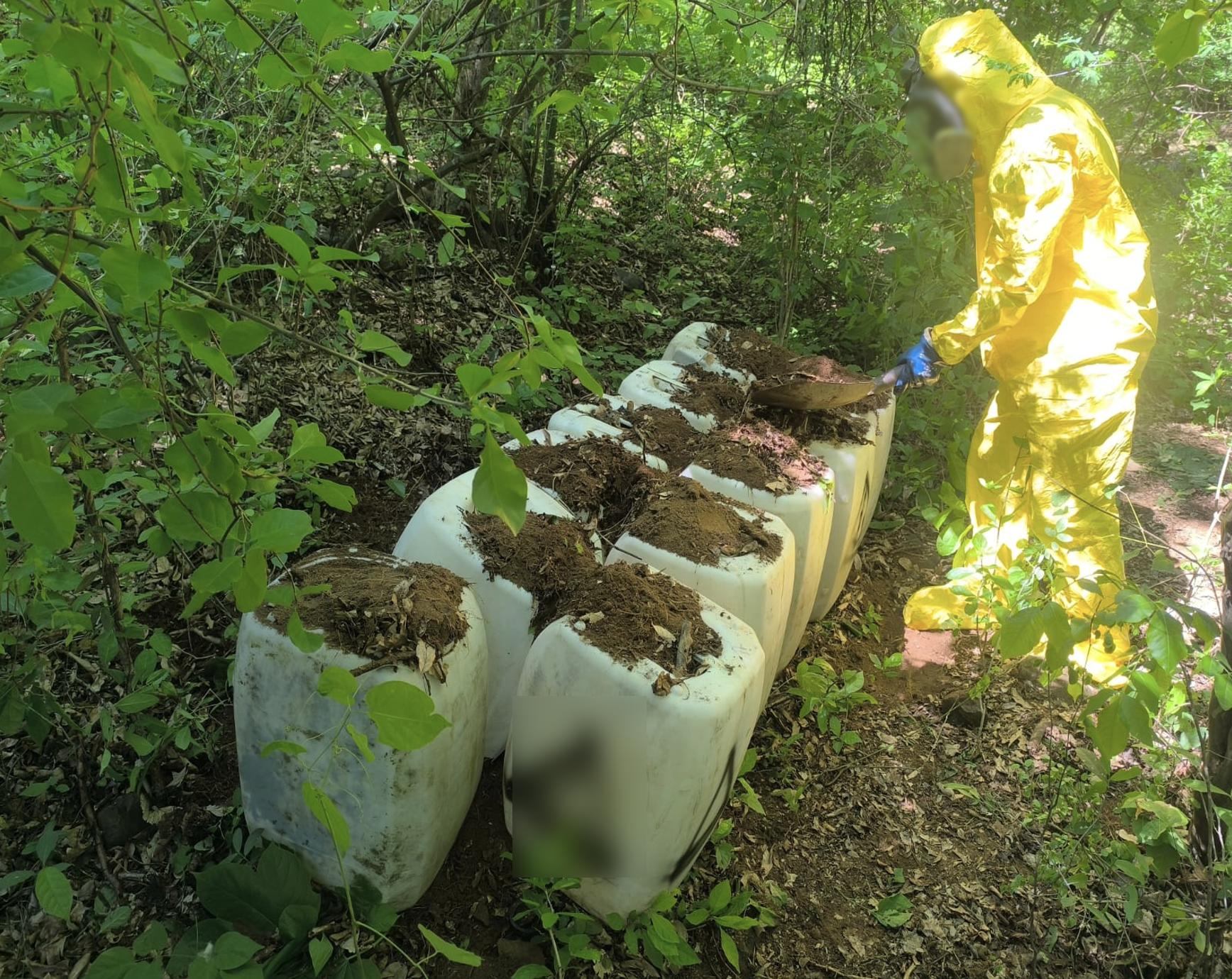 $!Aseguran más de 2 mil litros de químicos para drogas en Cosalá