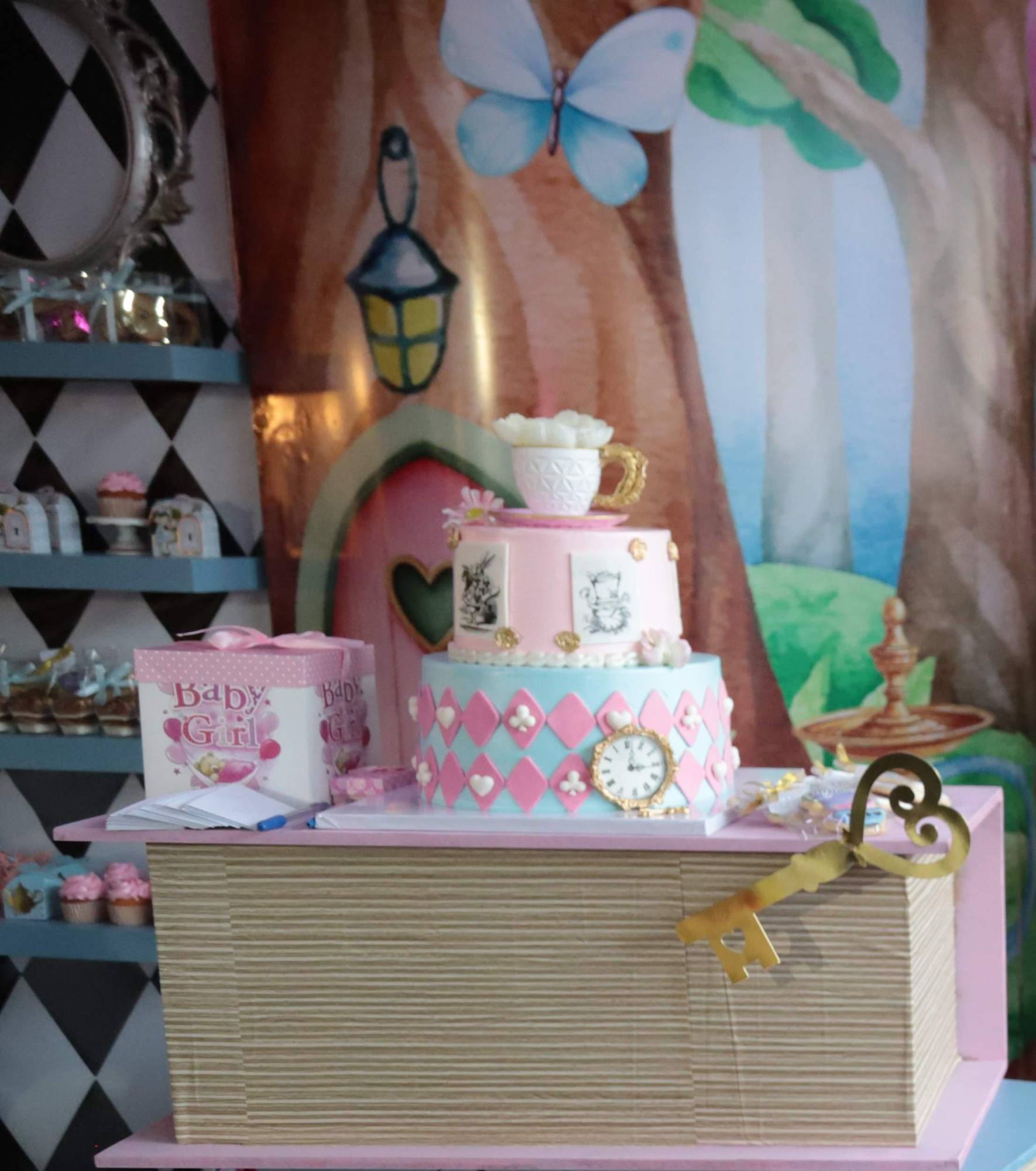 $!Un pastel de dos piso en color rosa con blanca lució en el decorado.