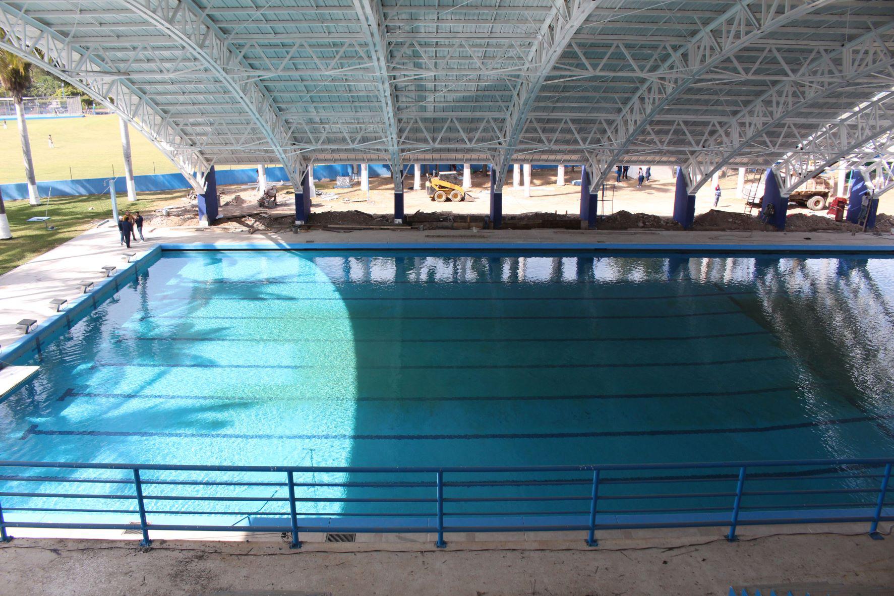 $!Supervisa Rector de la UAS avances en construcción de techumbre de alberca olímpica