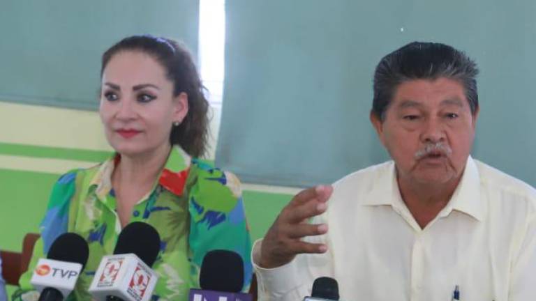 Maribel Chollet Morán y Aarón Flores Estrada, en conferencia de prensa.