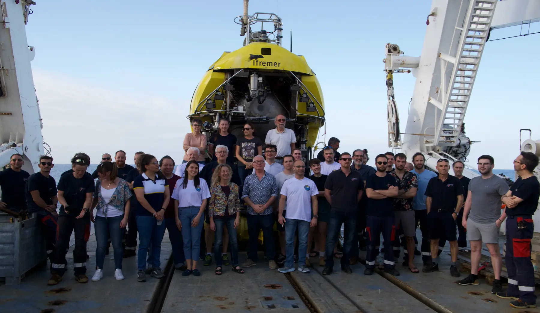 $!El equipo detrás de la campaña SUPER-MOUV, posando frente al submarino NAUTILE.