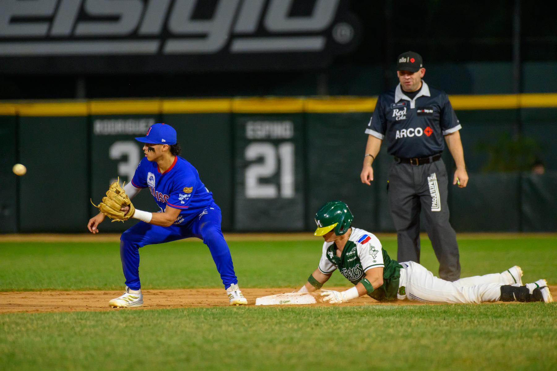 $!Alejandro Urías bateó doblete