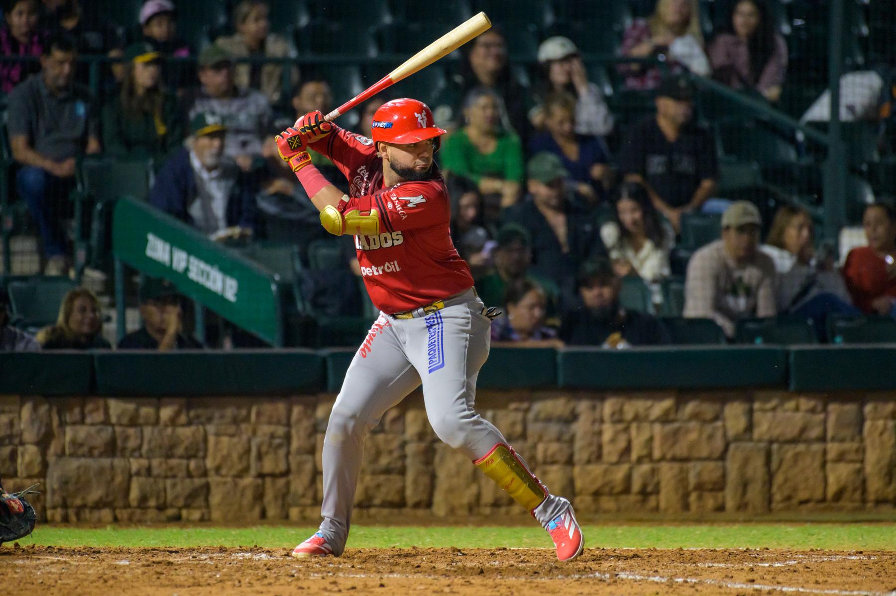 $!Estamy Ureña produjo con hit.