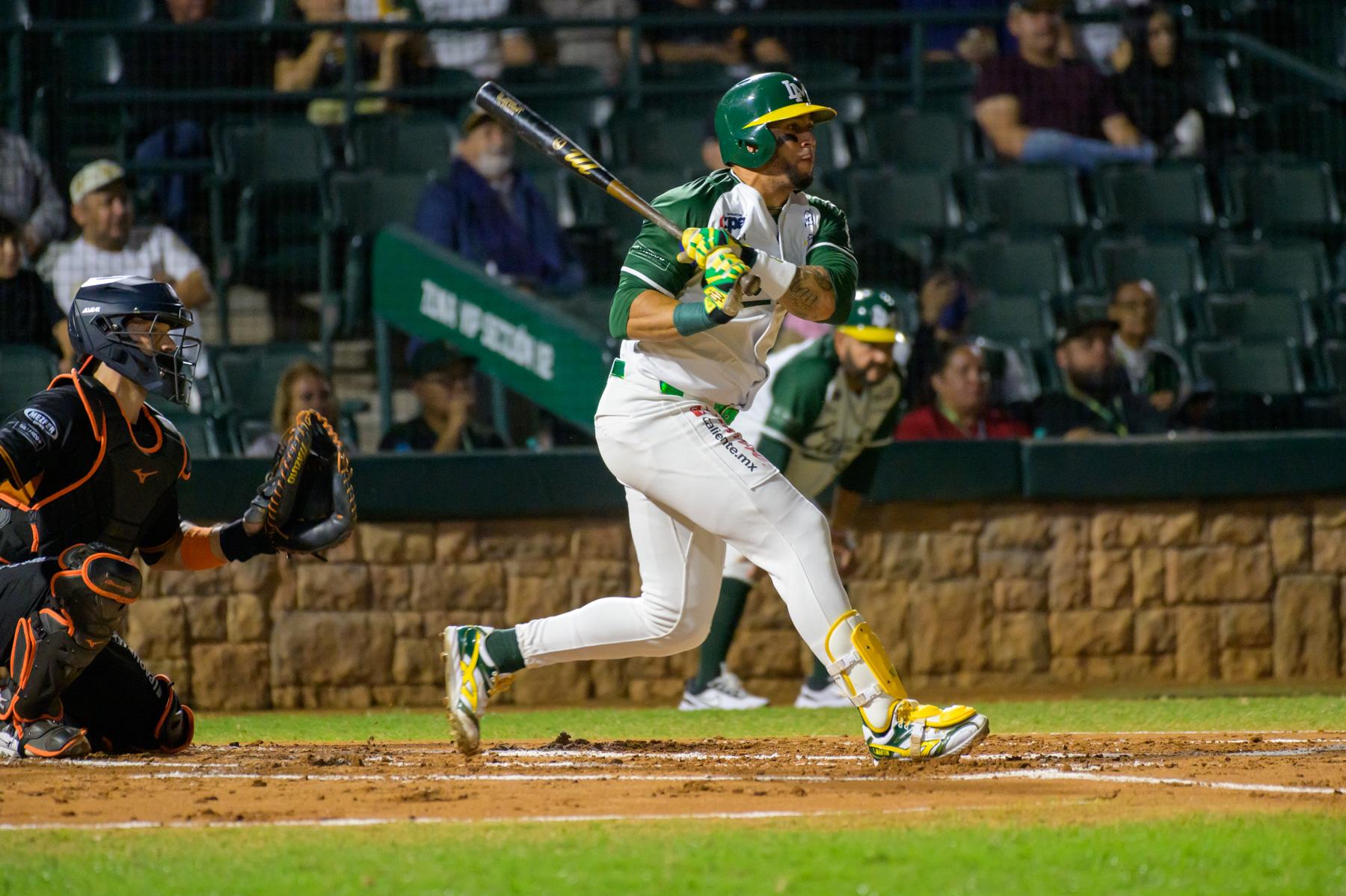 $!Leonys Martín produce con hit.