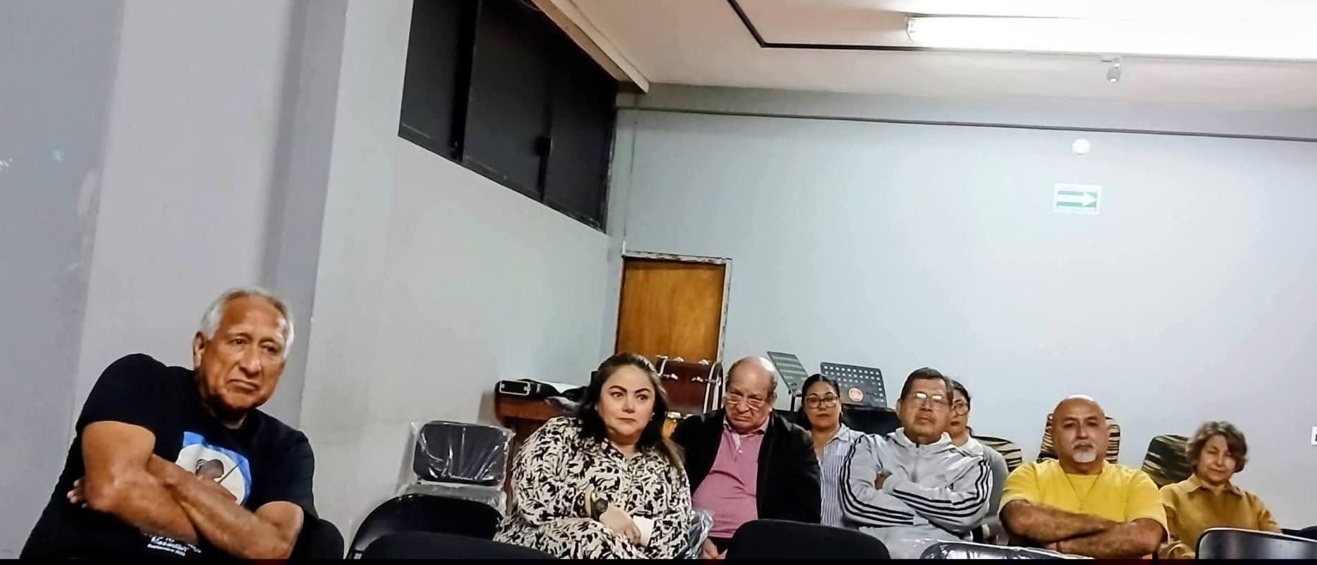 $!El público escuchó atento al escritor y los comentaristas.