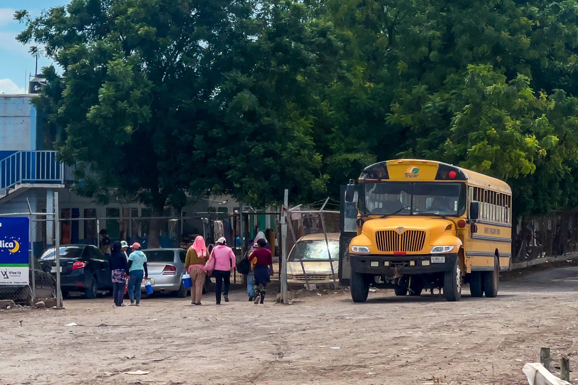 $!Hasta el transporte de trabajadores agrícolas se convirtió en una situación de riesgo, pues se denunció que criminales llegaban a usar vehículos similares como “camuflaje”.