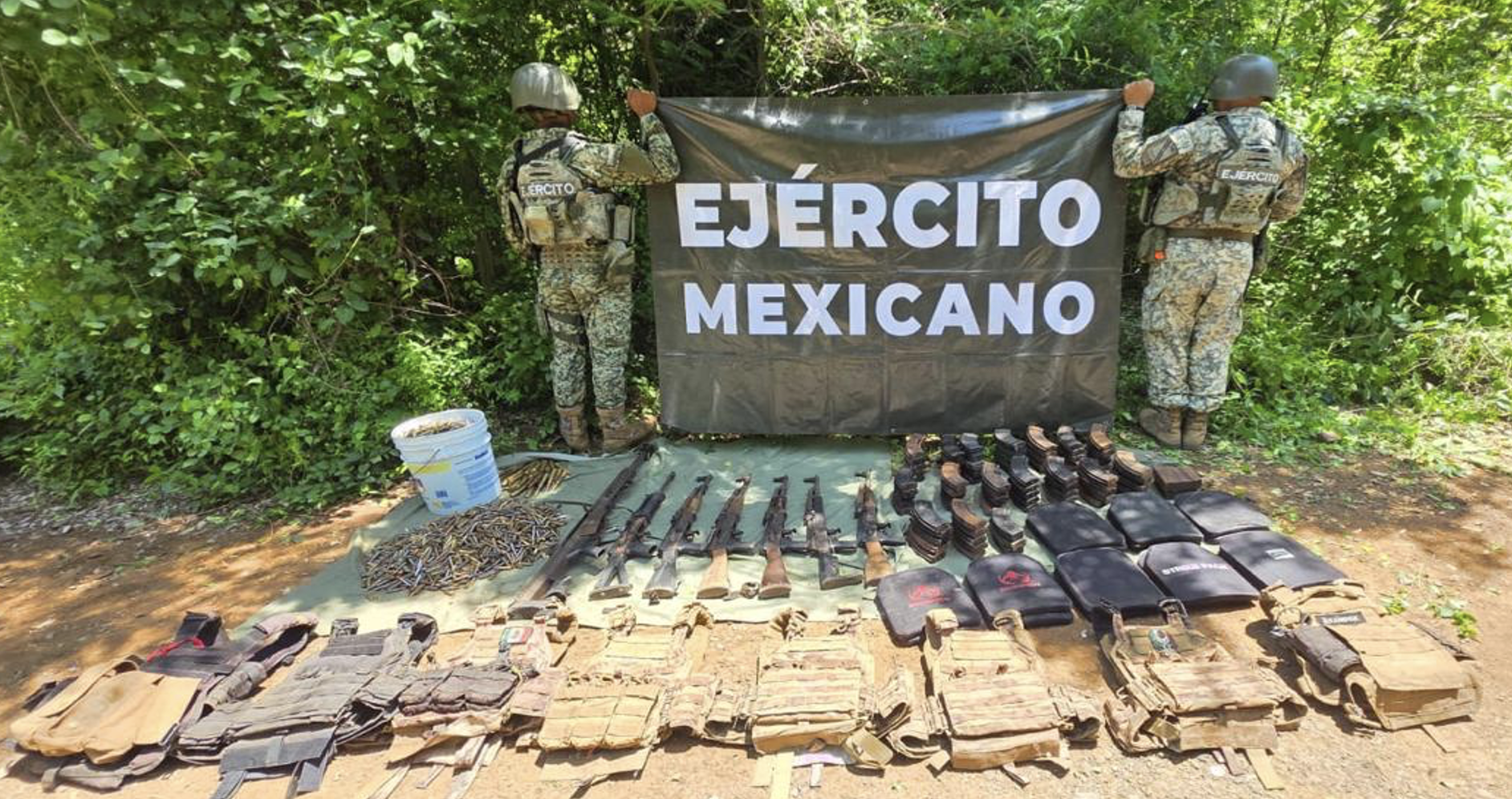 $!Aseguran arsenal en zona rural de Mazatlán; decomisan casi 9 mil cartuchos y fusil Barrett