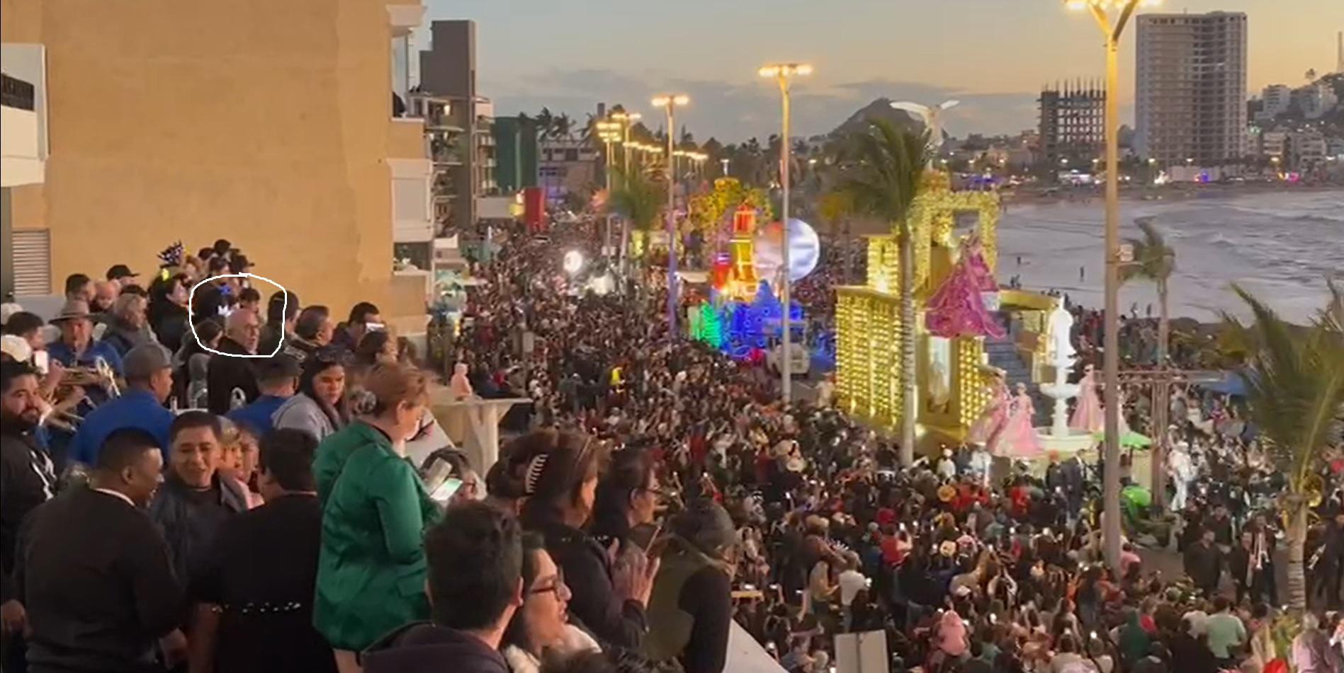 $!Reaparece ‘El Químico’ Benítez Torres disfrutando con banda desde un balcón el desfile de Carnaval