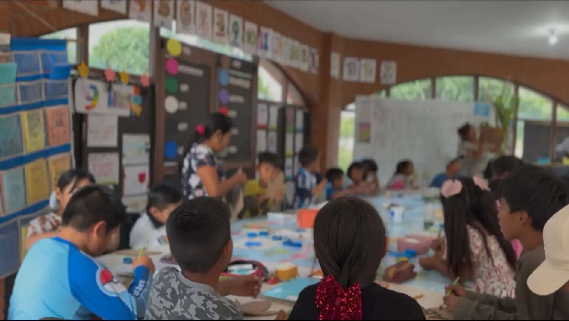 $!Las infancias de la comunidad de San Marcos Tlacoyalco junto a las maestras comunitarias durante el primer Semillero de Saberes, tomando clase sobre la importancia del cuidado del maíz nativo.