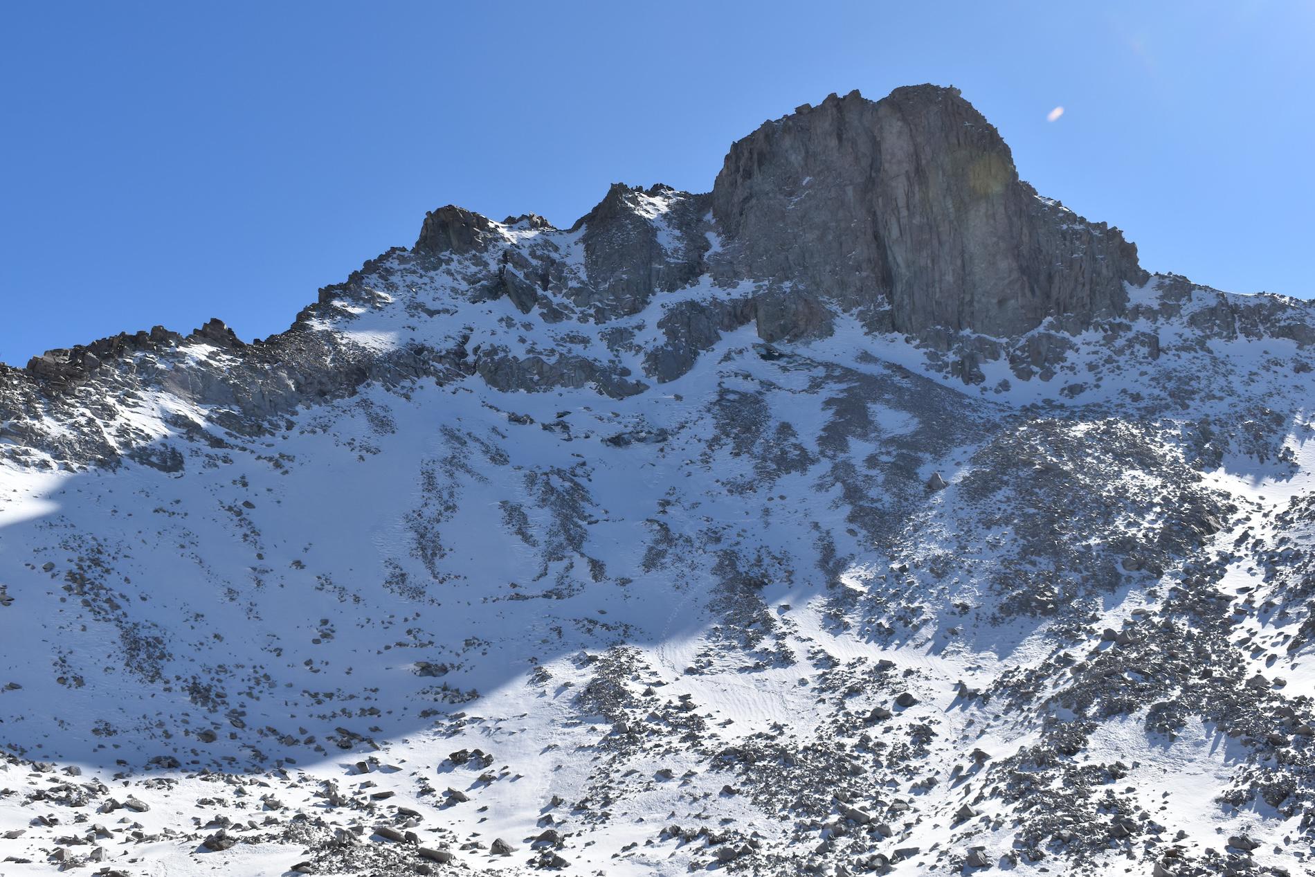$!Glaciar Echaurren Norte parcialmente cubierto de nieve en abril de 2026. Se observan escasos afloramientos de hielo visible bajo el afloramiento rocoso en la cabecera del glaciar.