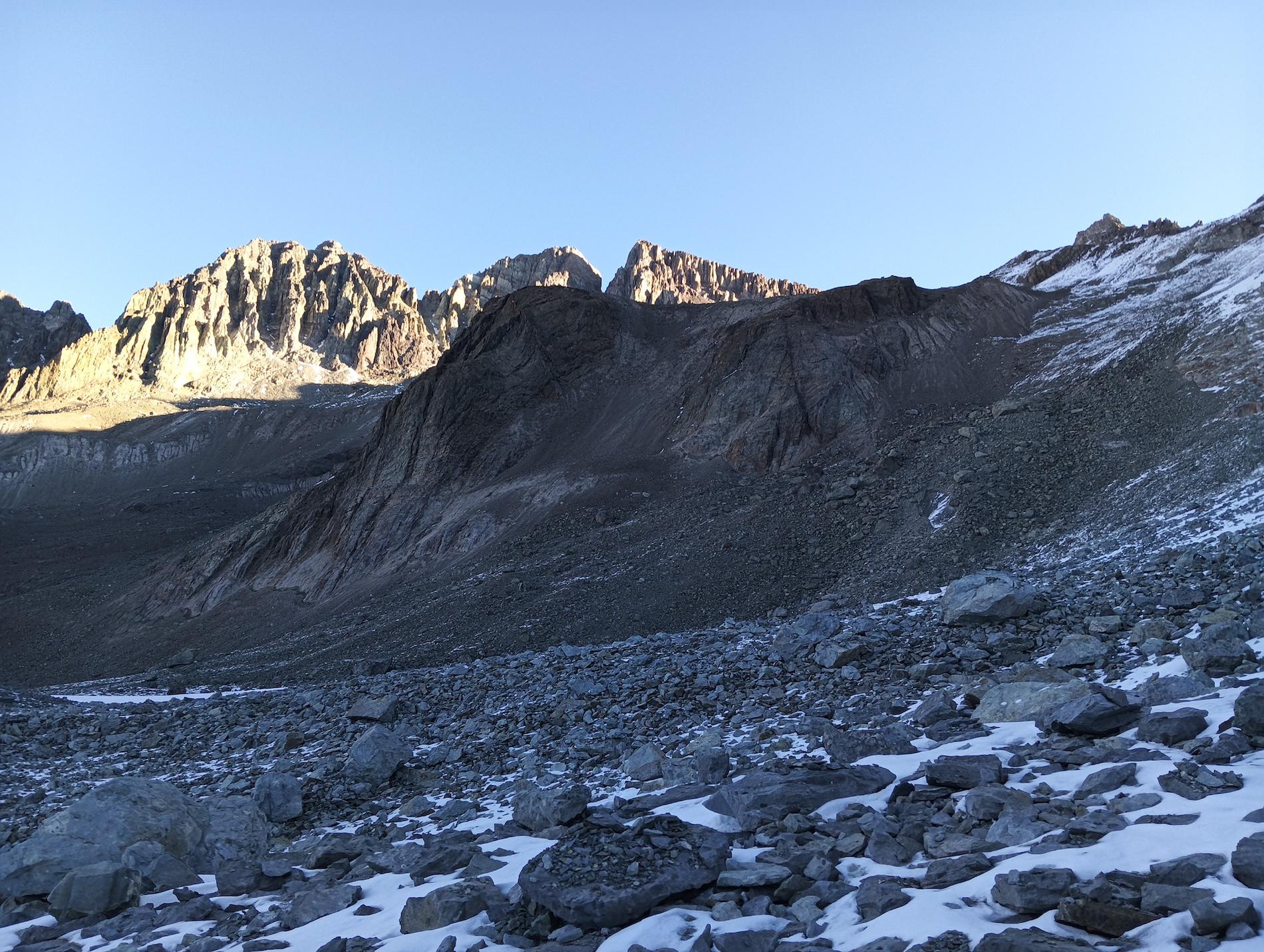 $!Glaciar Echaurren Norte parcialmente cubierto de nieve en abril de 2026. Se observa un pequeño afloramiento de hielo visible en la superficie.