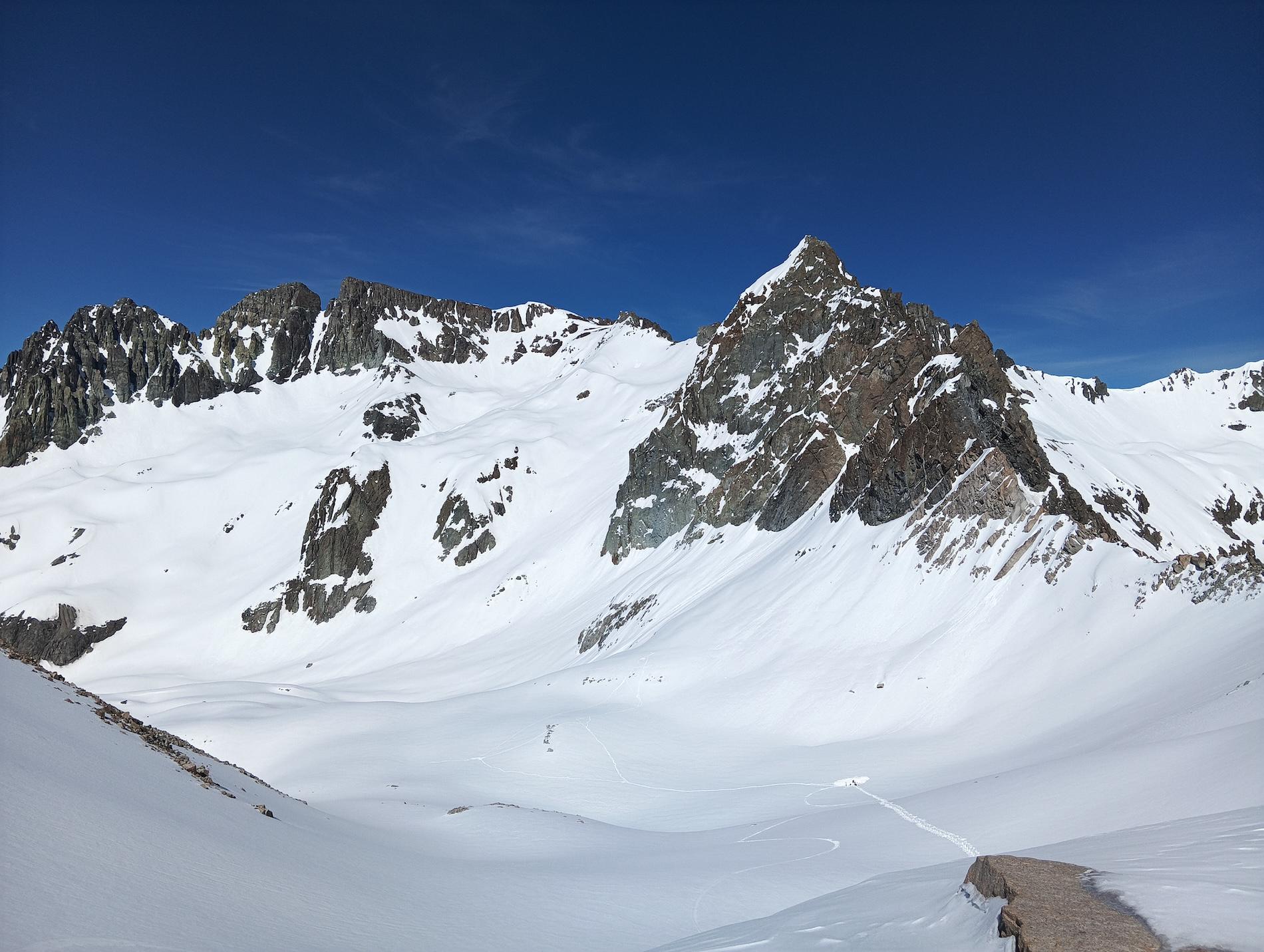 $!Glaciar Echaurren Norte completamente cubierto de nieve el 2 de octubre de 2025. Se observa personal de la Dirección General de Aguas (DGA) realizando la calicata anual sobre el manto nivoso para determinar la profundidad y densidad de la nieve.