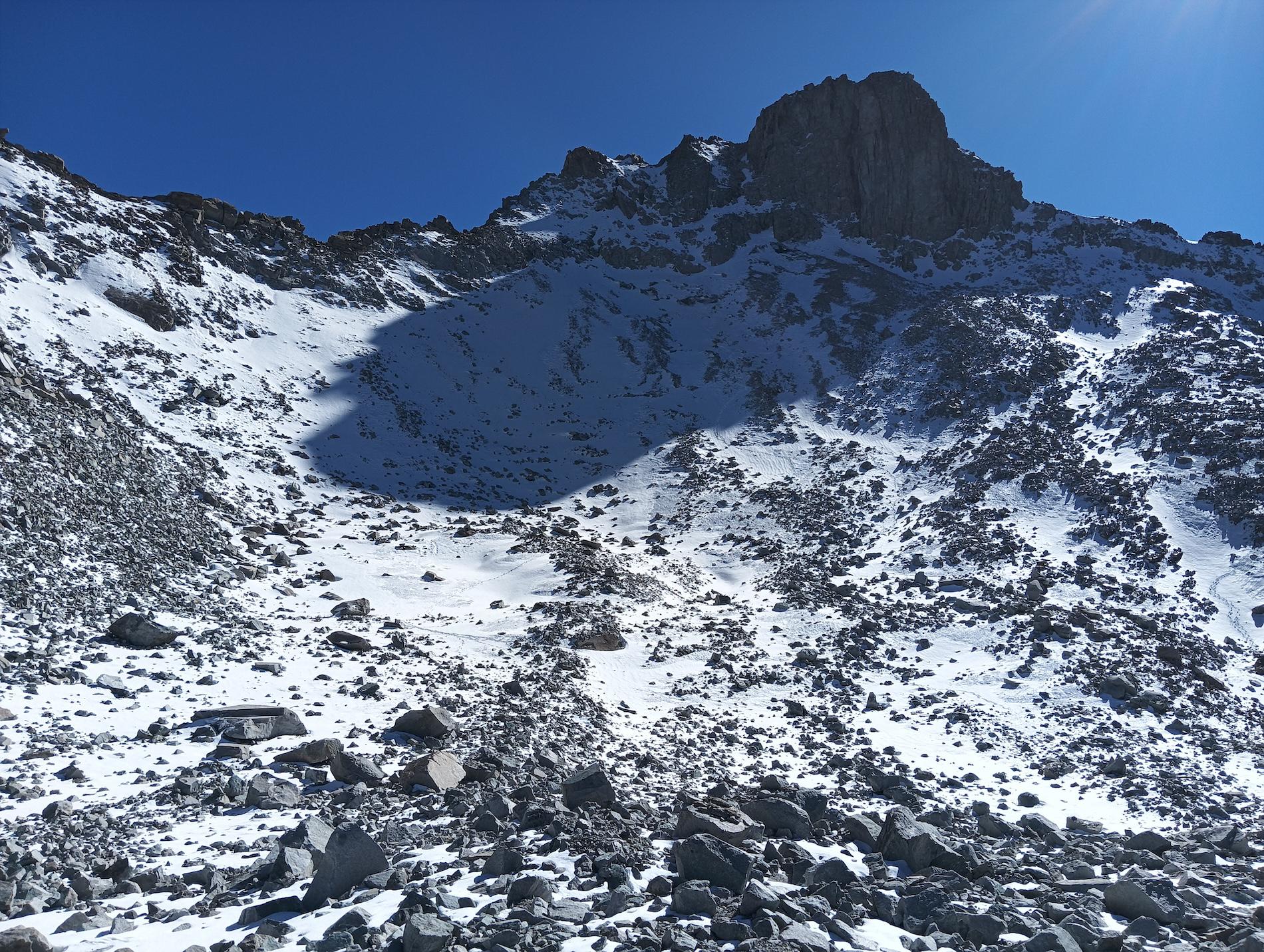 $!Glaciar Echaurren Norte parcialmente cubierto de nieve en abril de 2026. Se observan escasos afloramientos de hielo visible bajo el afloramiento rocoso en la cabecera del glaciar.