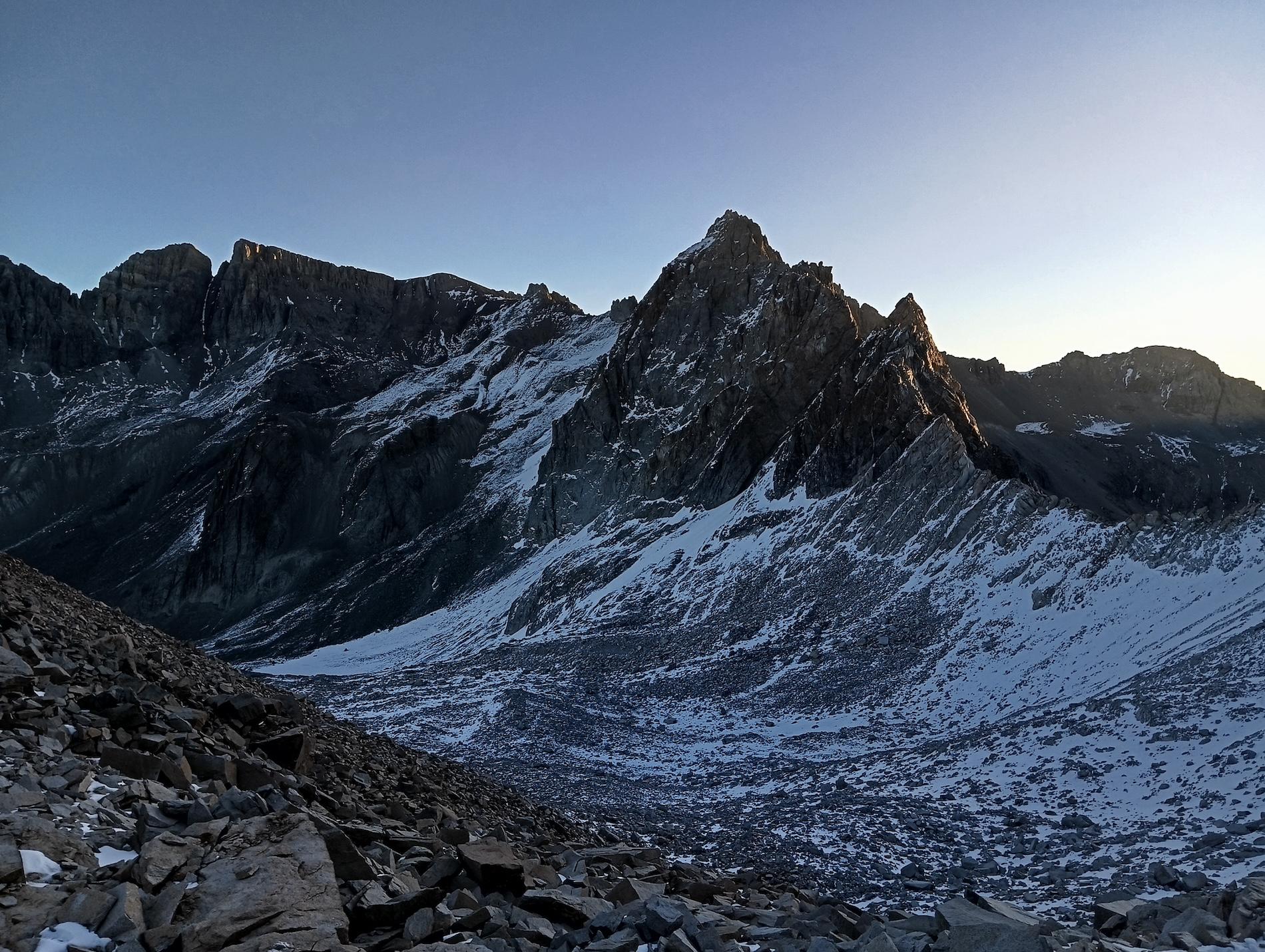 $!Atardecer sobre la superficie del glaciar Echaurren Norte en abril de 2026.