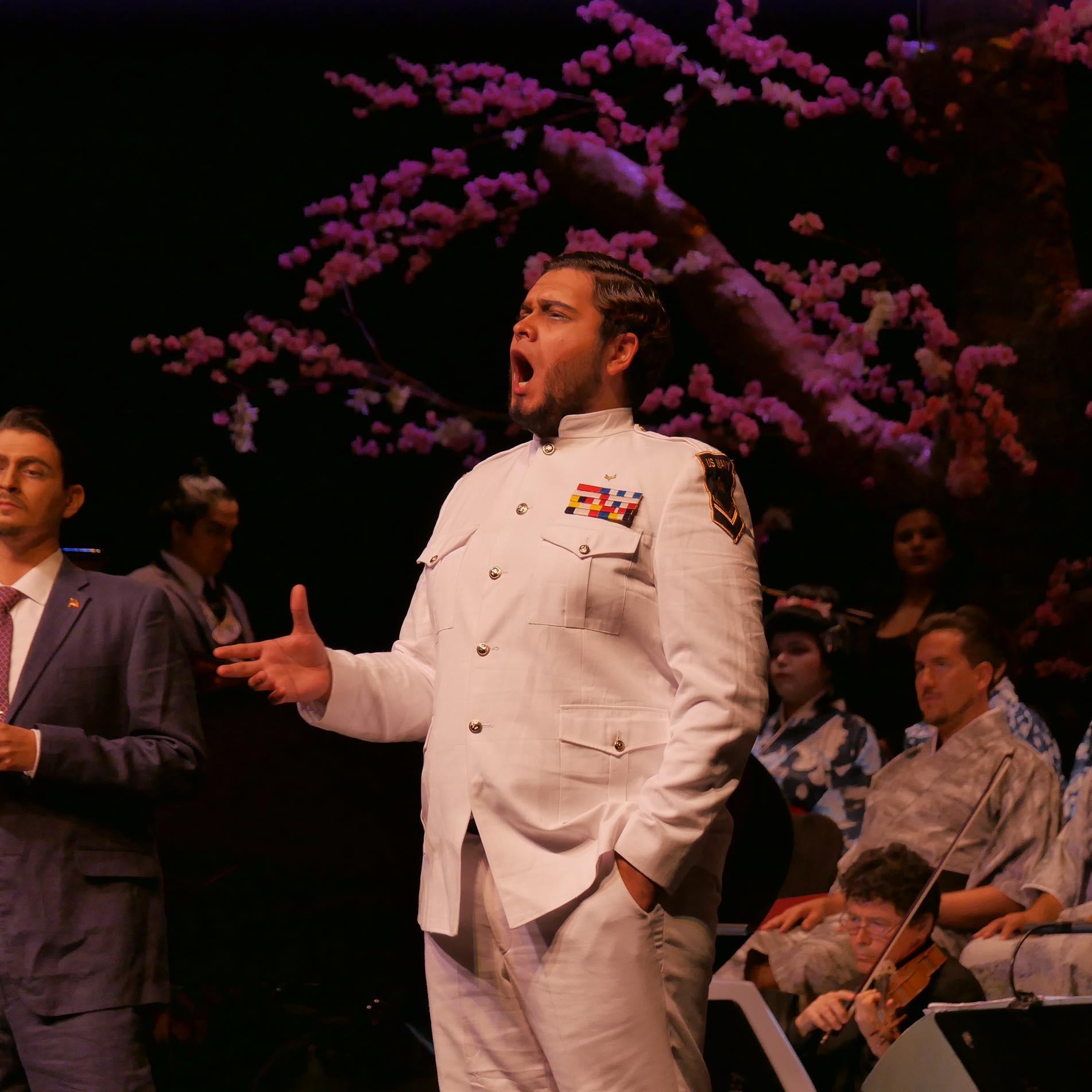 $!Manuel Dávalos, tenor mazatleco, participará en “Tres Tenores en Navidad” junto a sus colegas y la Orquesta de Cámara Santa Cecilia.