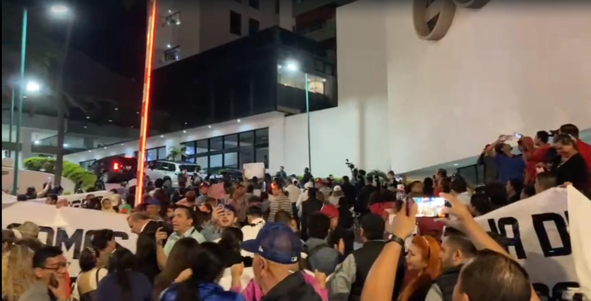 $!Increpan manifestantes de la UAS y desplazados a López Obrador y se meten al hotel El Cid