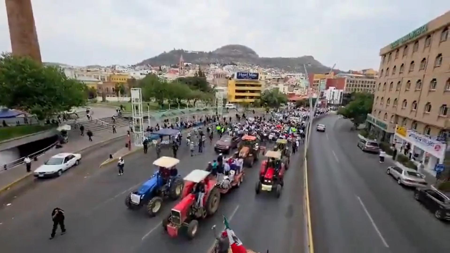 $!Policía desaloja con violencia a productores de frijol en Zacatecas que protestaban en acceso a concierto por el Día de las Madres