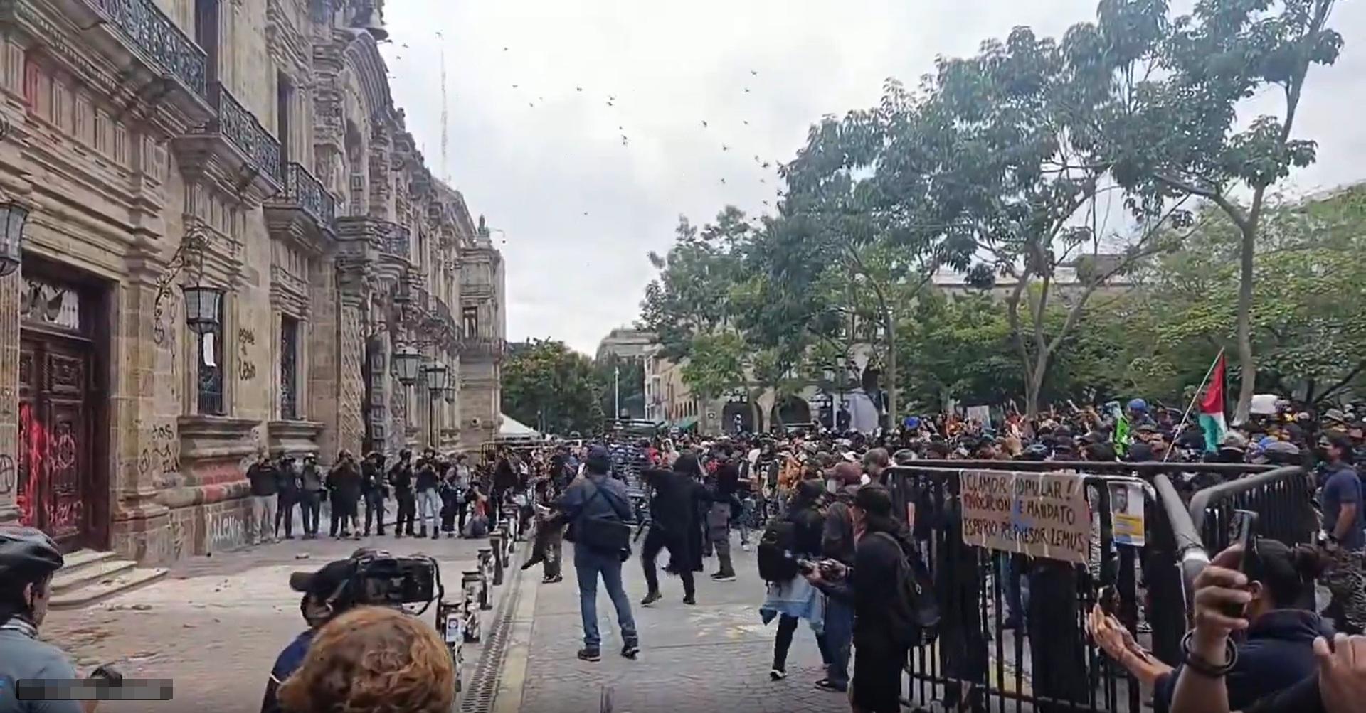 $!‘Queremos agua, no provocadores’: cancelan marcha en Jalisco ante presencia de grupo de choque