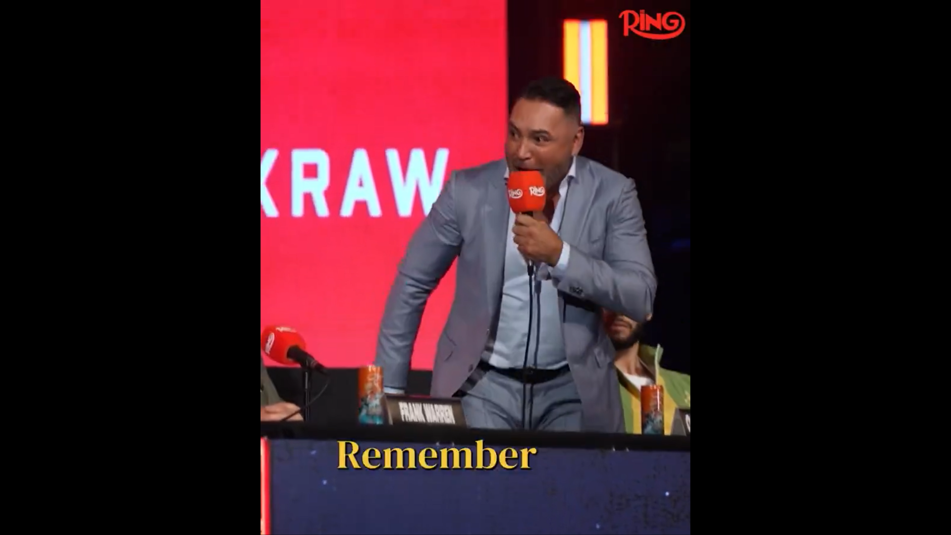 $!Edgar Berlanga lanza lencería a De La Hoya y detona escándalo en The Ring III