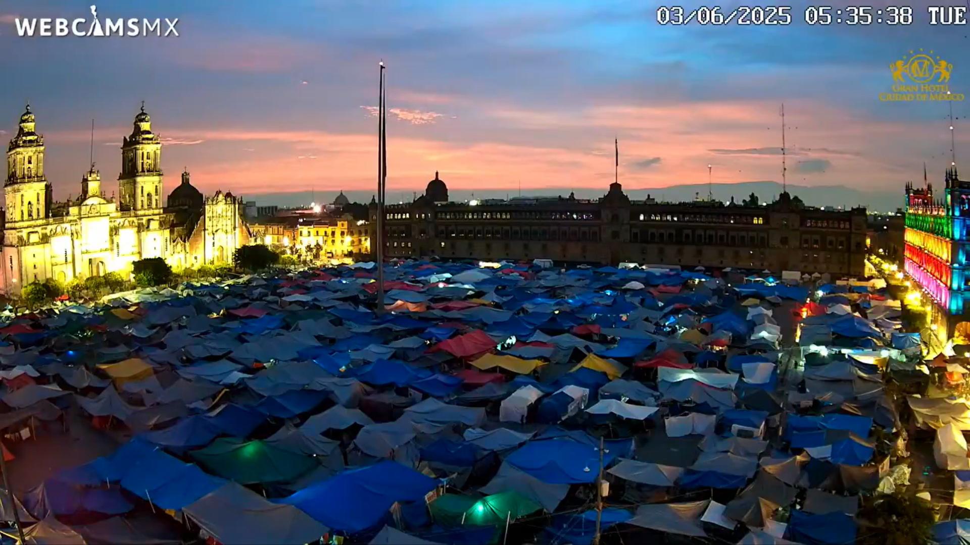 $!CNTE mantiene plantón en el Zócalo ante falta de acuerdos; ‘no vamos a claudicar’, dice en asamblea