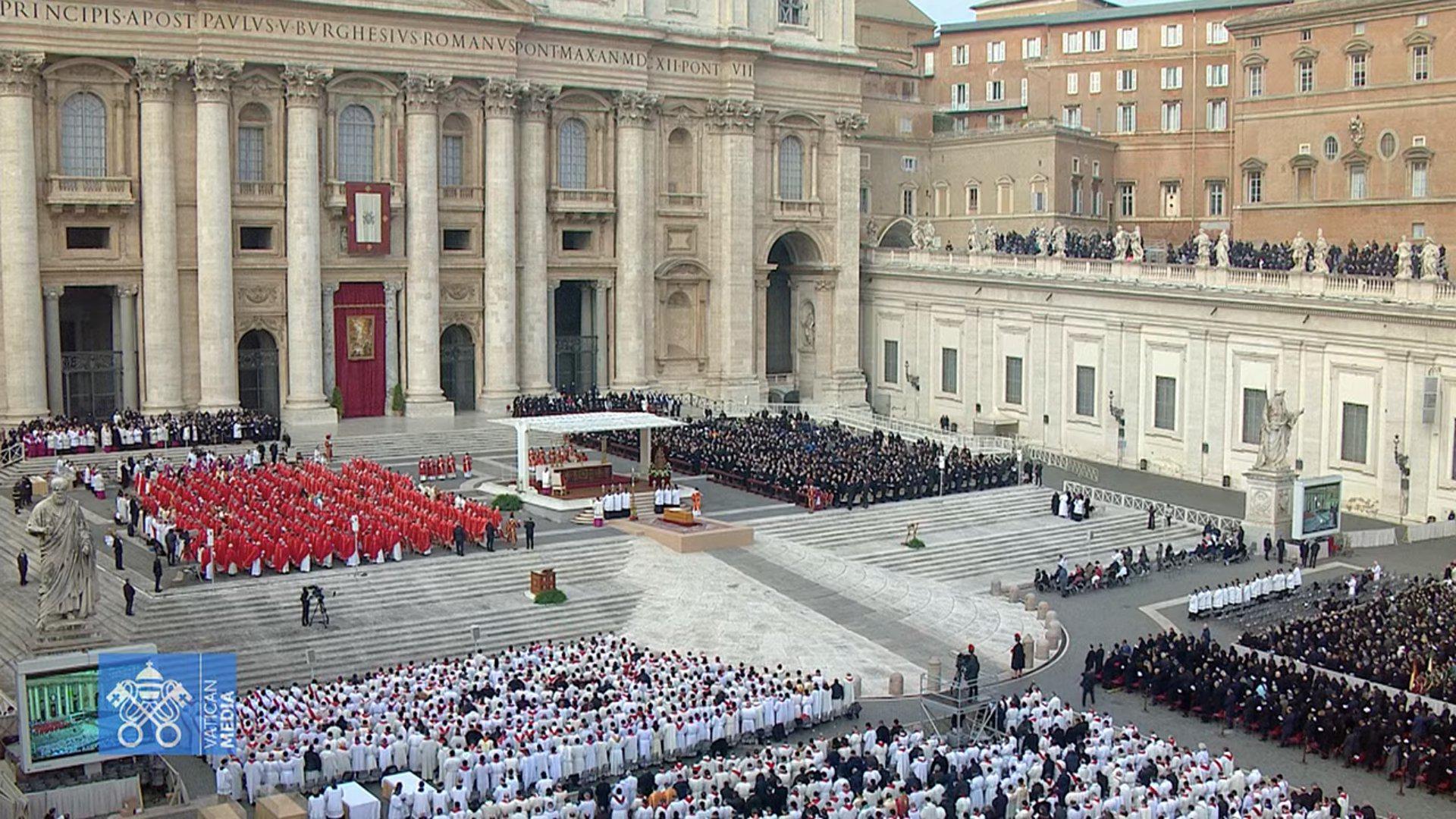 $!Entierran a Benedicto XVI; el Papa Francisco bendice el ataúd