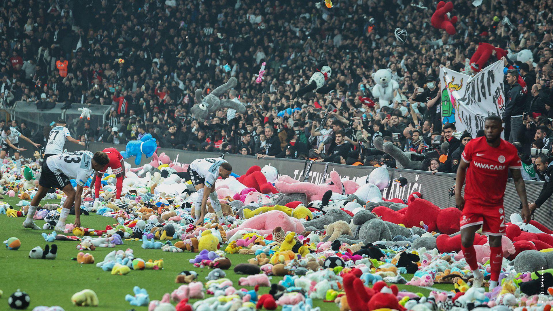$!Aficionados del Besiktas detienen juego para arrojar ropa, muñecos y peluches a damnificados por terremoto