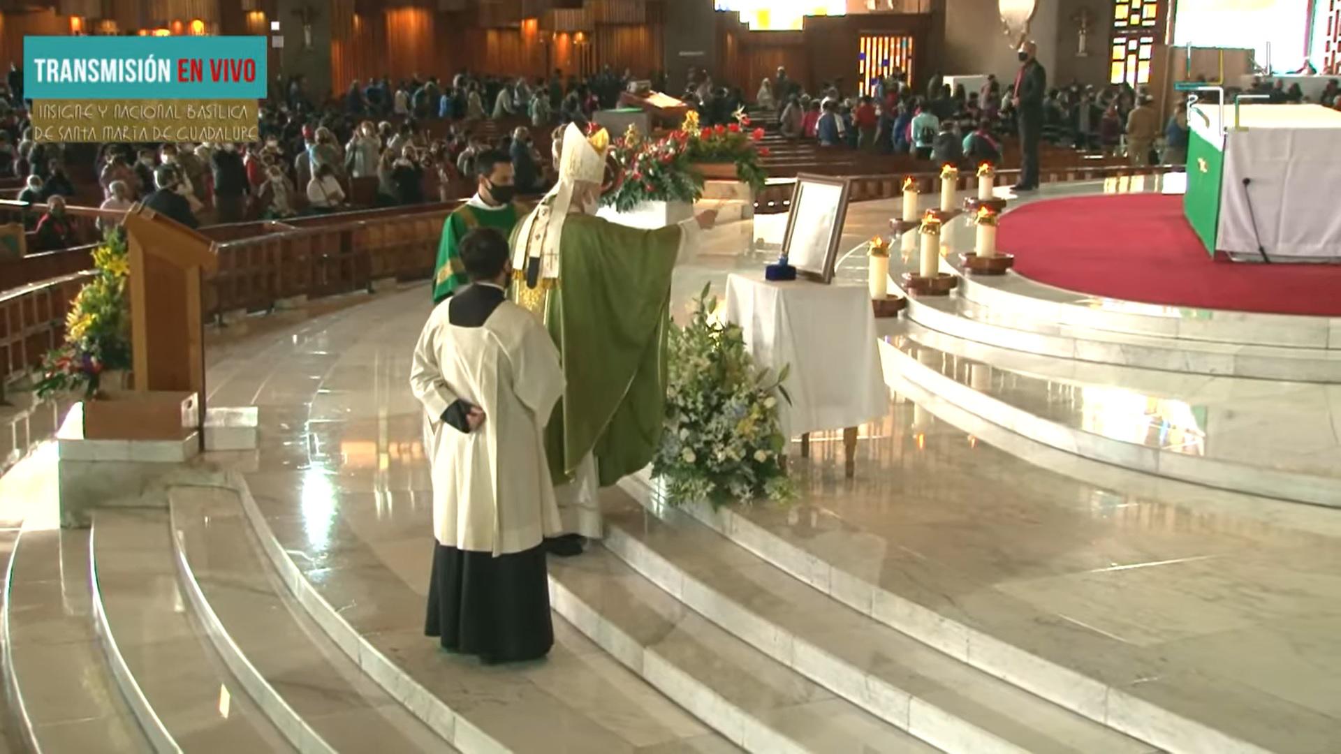$!El cardenal bendijo con agua bendita la urna que contenía las cenizas