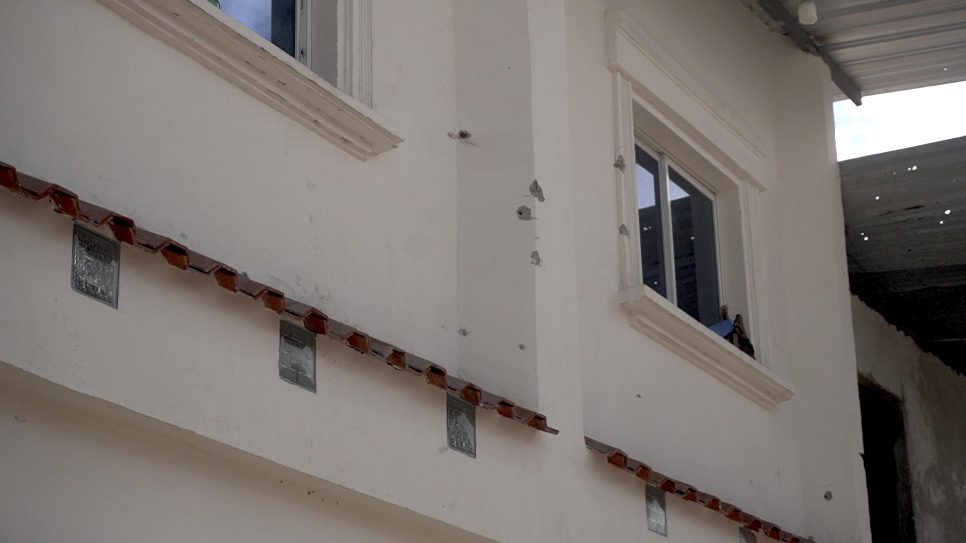 $!Las huellas de ataques armados con fusiles, en el callejón de Los Sandros, en Puerto Bolívar, cuyo nombre se debe a que en ese sector operaba la banda de ese mismo nombre.