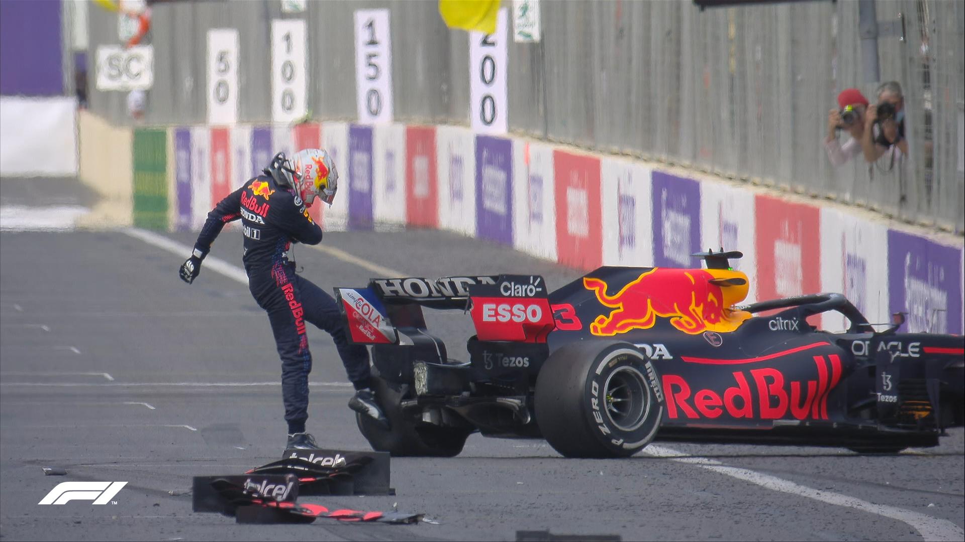 $!Max Verstappen no puede contener su frustración.