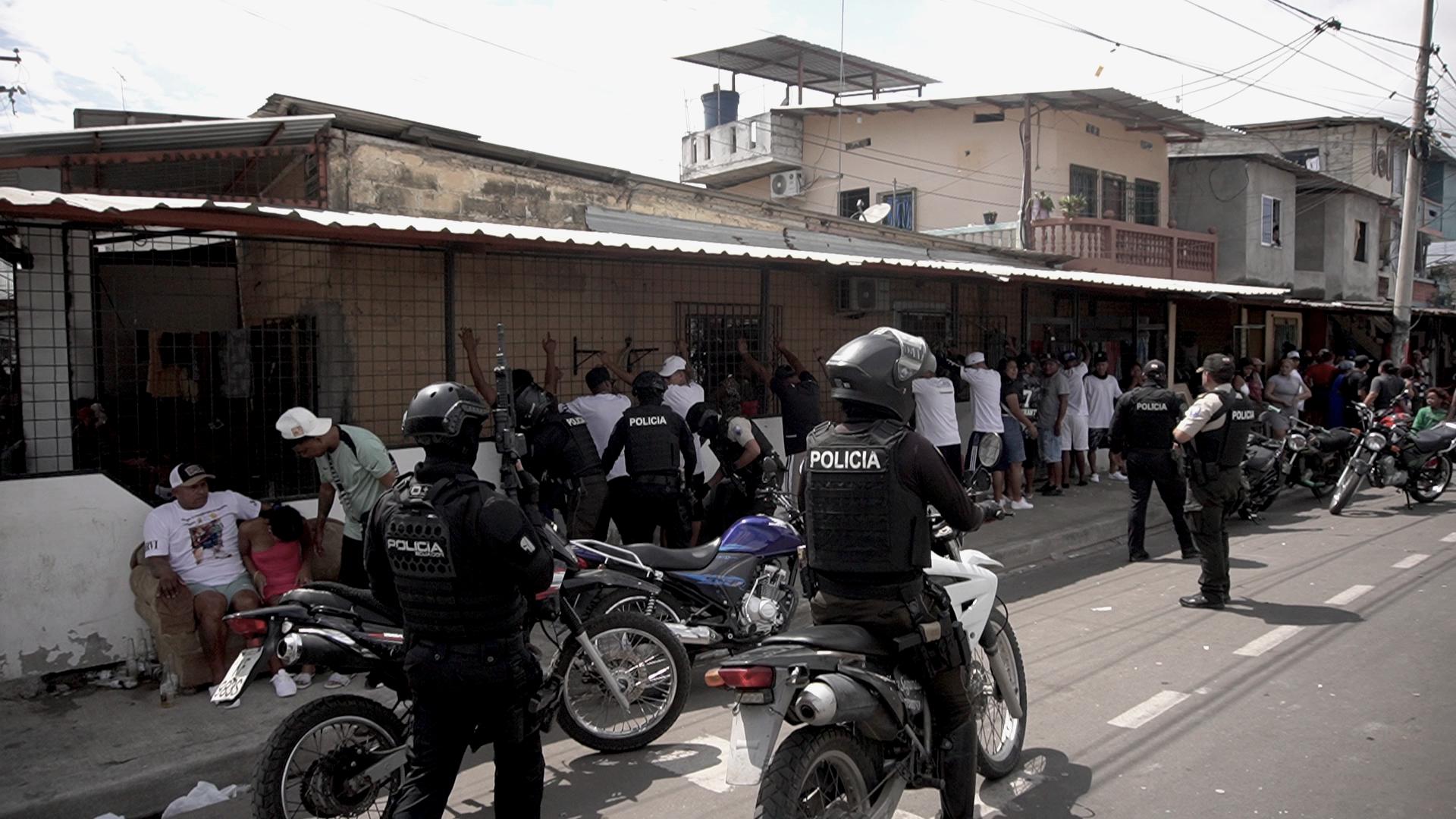 $!Policías requisan a ciudadanos que participan del velorio de un joven baleado en altamar, en Puerto Bolívar, Machala, provincia de El Oro.