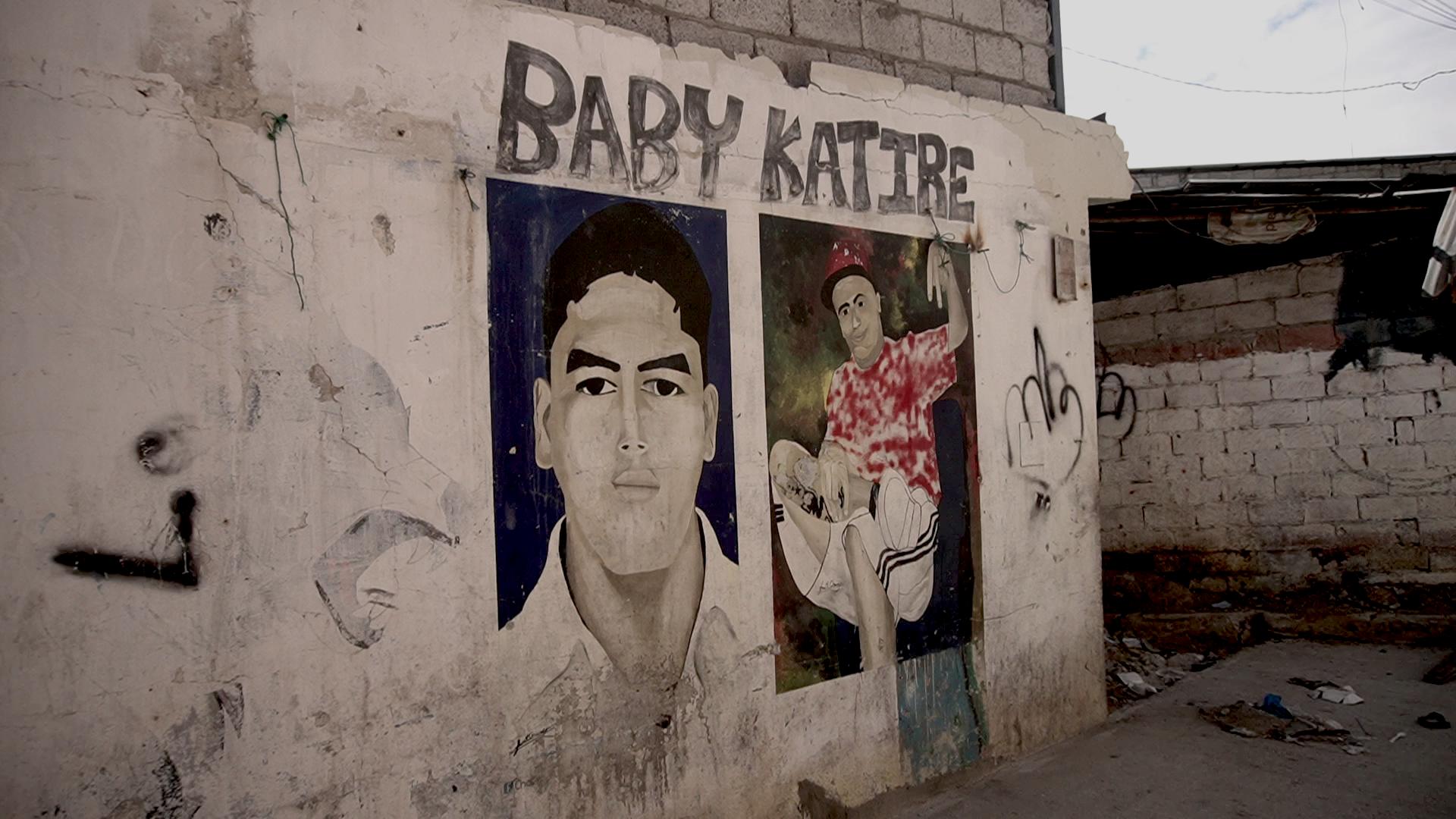 $!Miembro de una banda asesinado pintado en una pared.