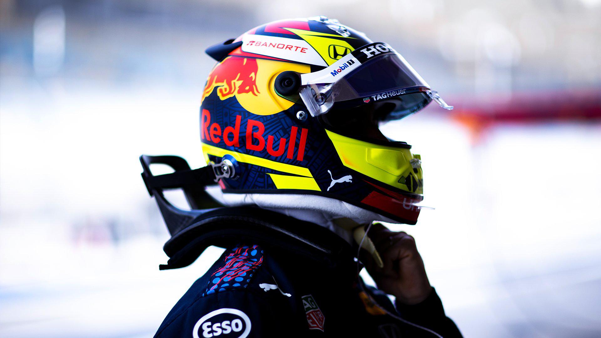 $!Checo Pérez tiene extraño incidente en su primera práctica con Red Bull