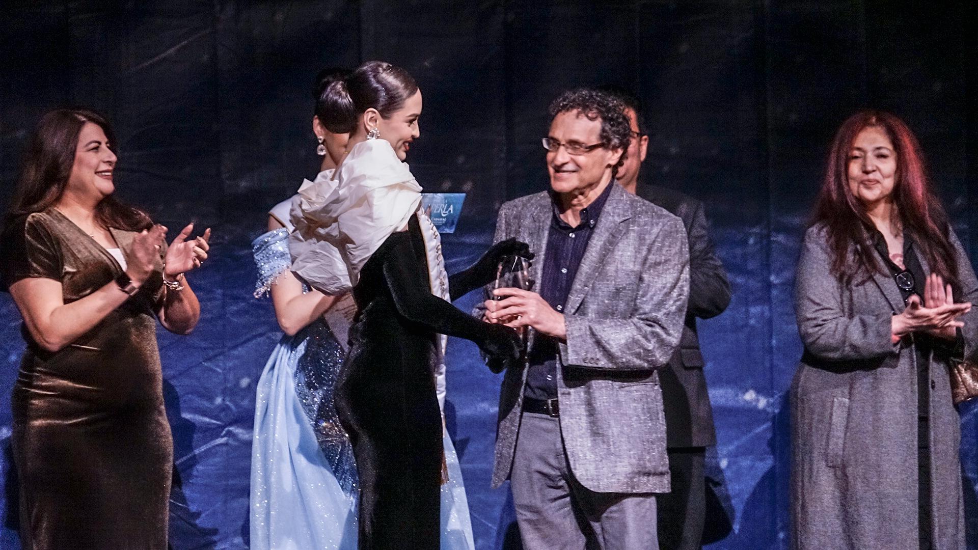 $!Lucero Lizárraga, Reina del Carnaval 2025 “La Perla”, hizo entrega del galardón al homenajeado.