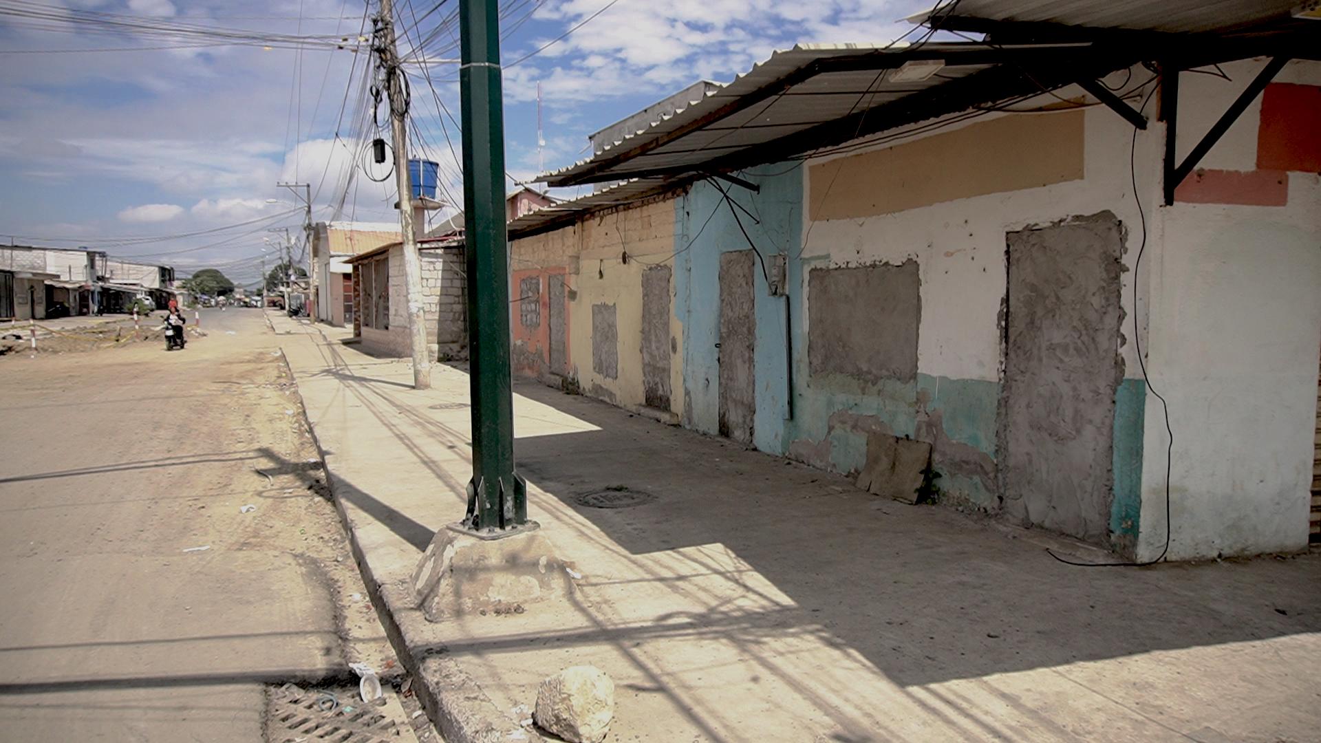 $!Casas selladas tras ser abandonadas en el puerto.