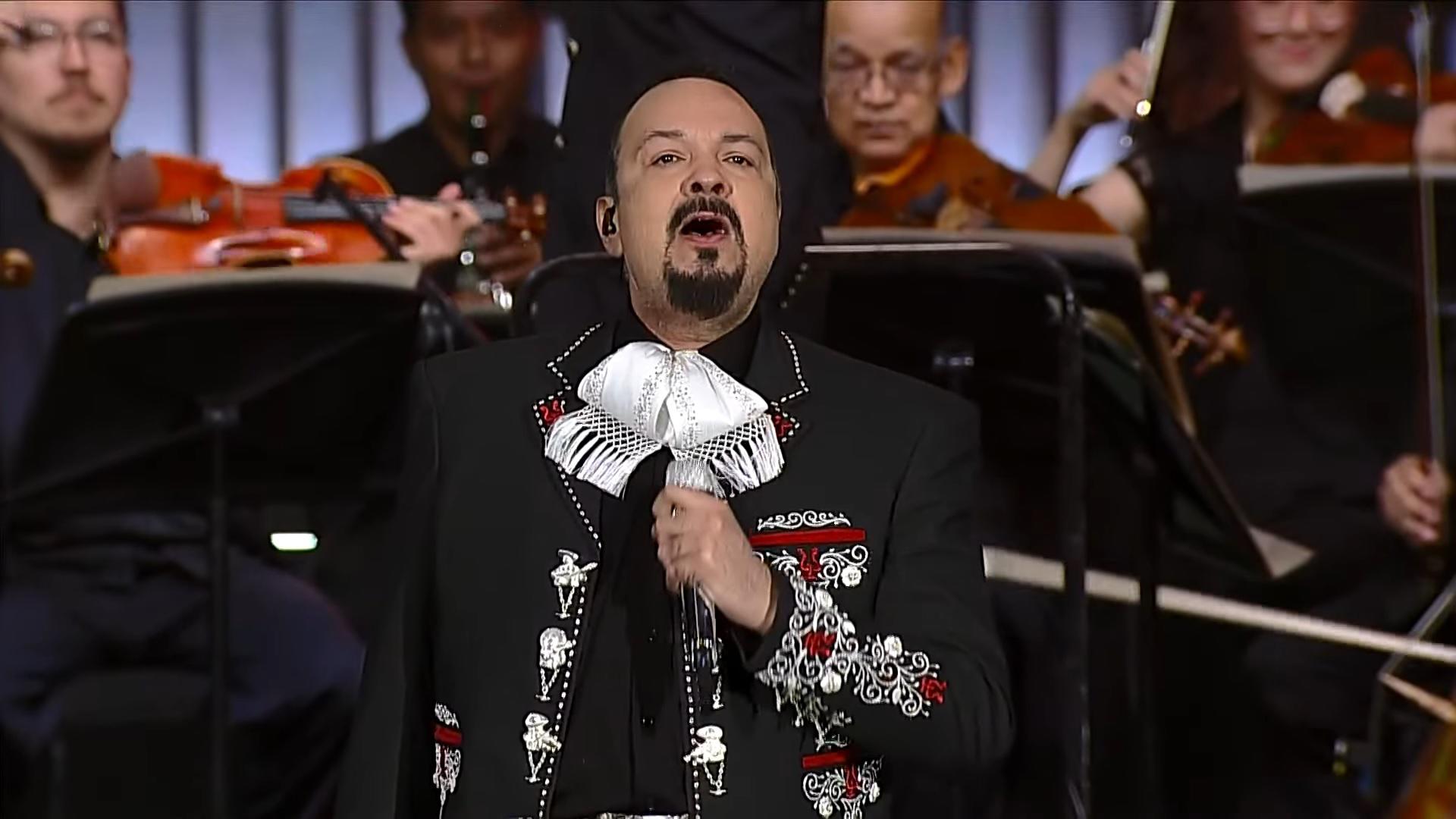 $!El cantante de regional mexicano Pepe Aguilar entona el Himno Nacional Mexicano.
