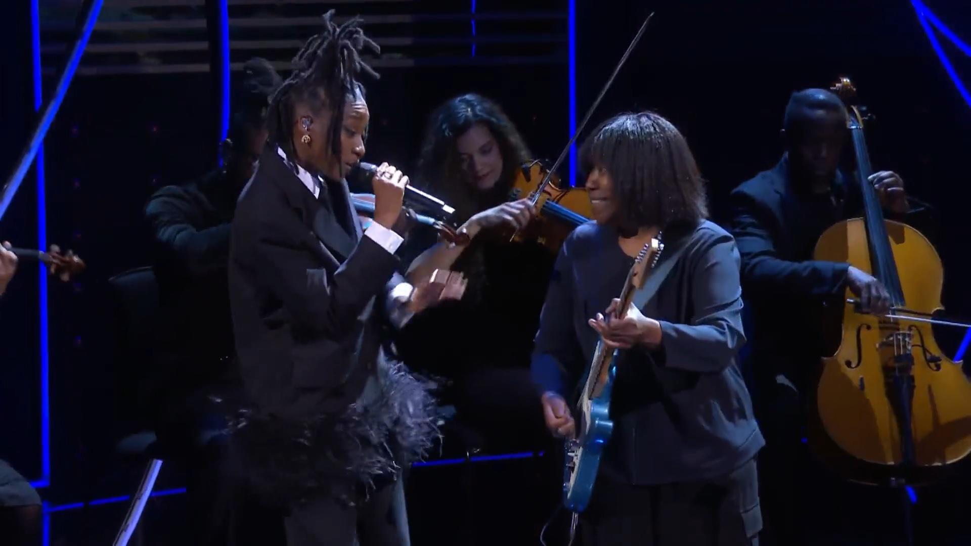 $!La rapera Little Simz se presentó en la ceremonia de los premios y tuvo como invitada a la legendaria Joan Armatrading tocando la guitarra.