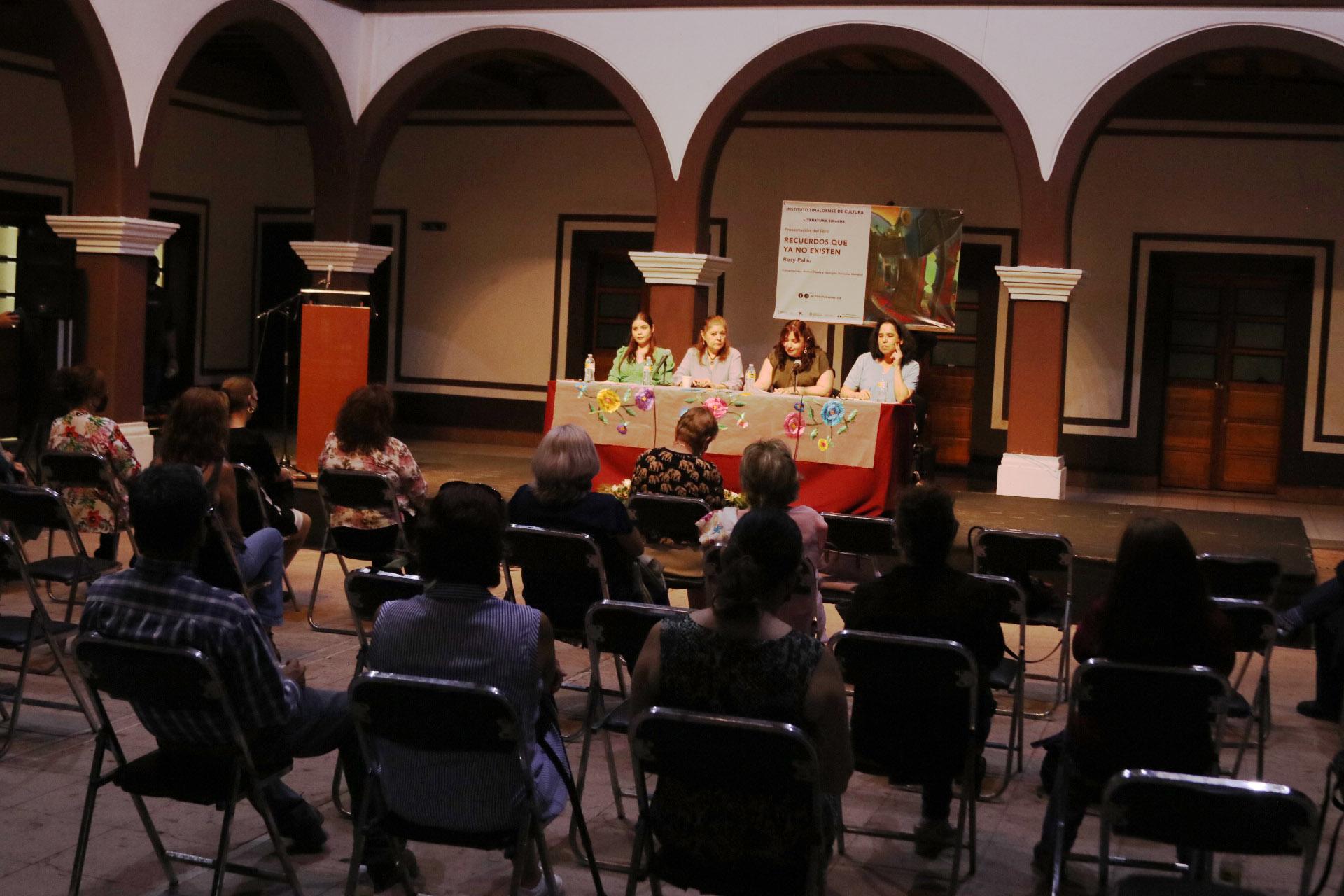 $!La autora estuvo acompañada por Marysol Ojeda, Georgina González Mendívil y Ernestina Yépiz.