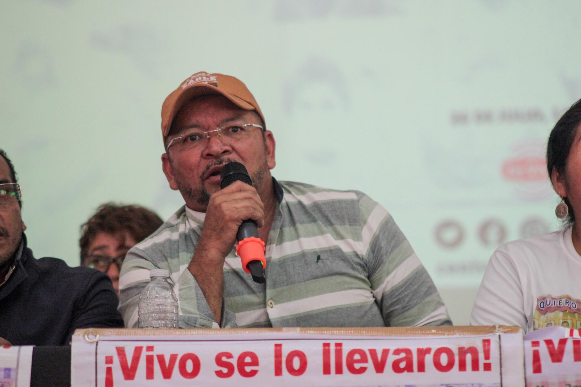 $!Mario González durante una conferencia de prensa para hablar del caso Ayotzinapa realizada en el Centro Prodh.