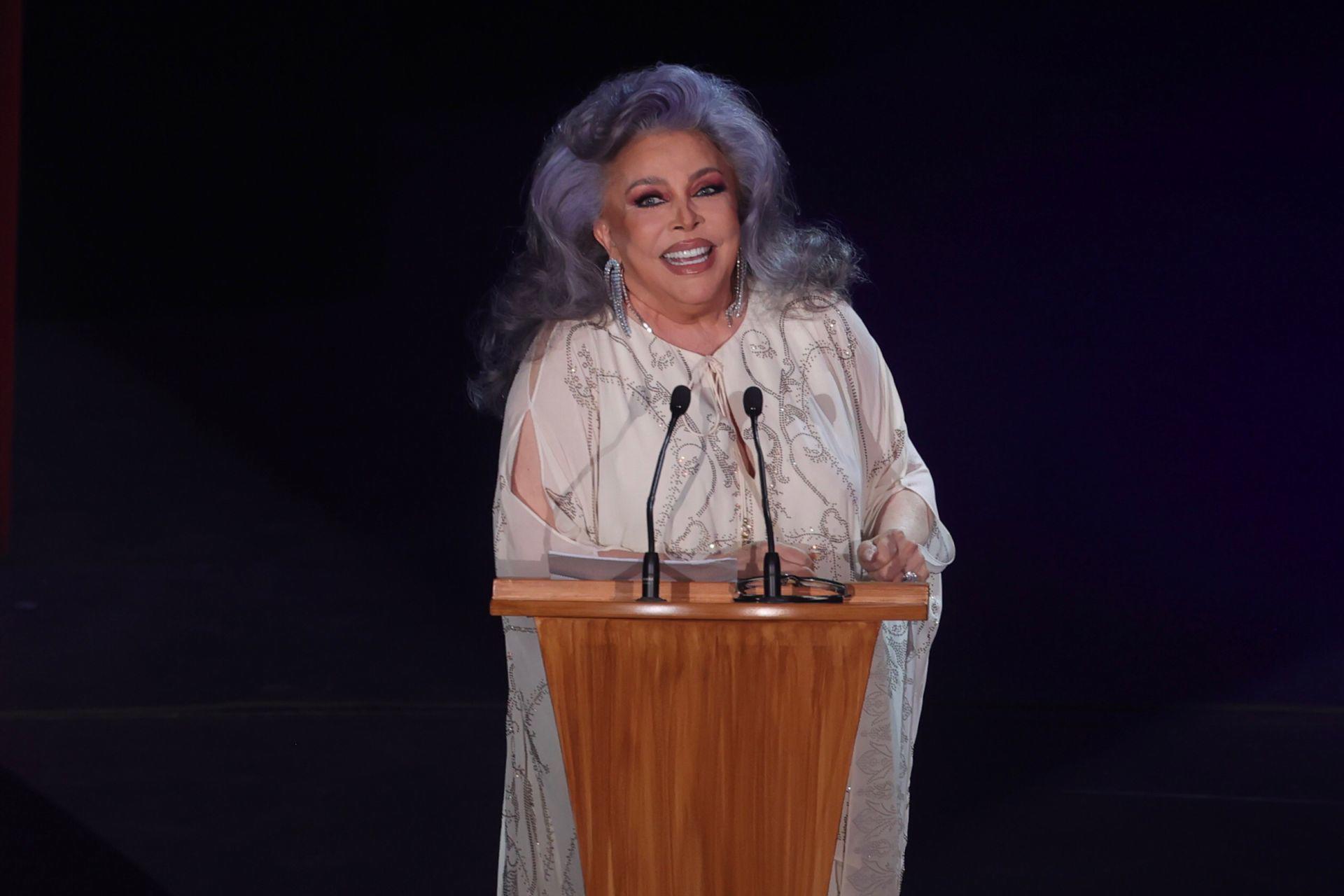 $!Verónica Castro condujo el homenaje.