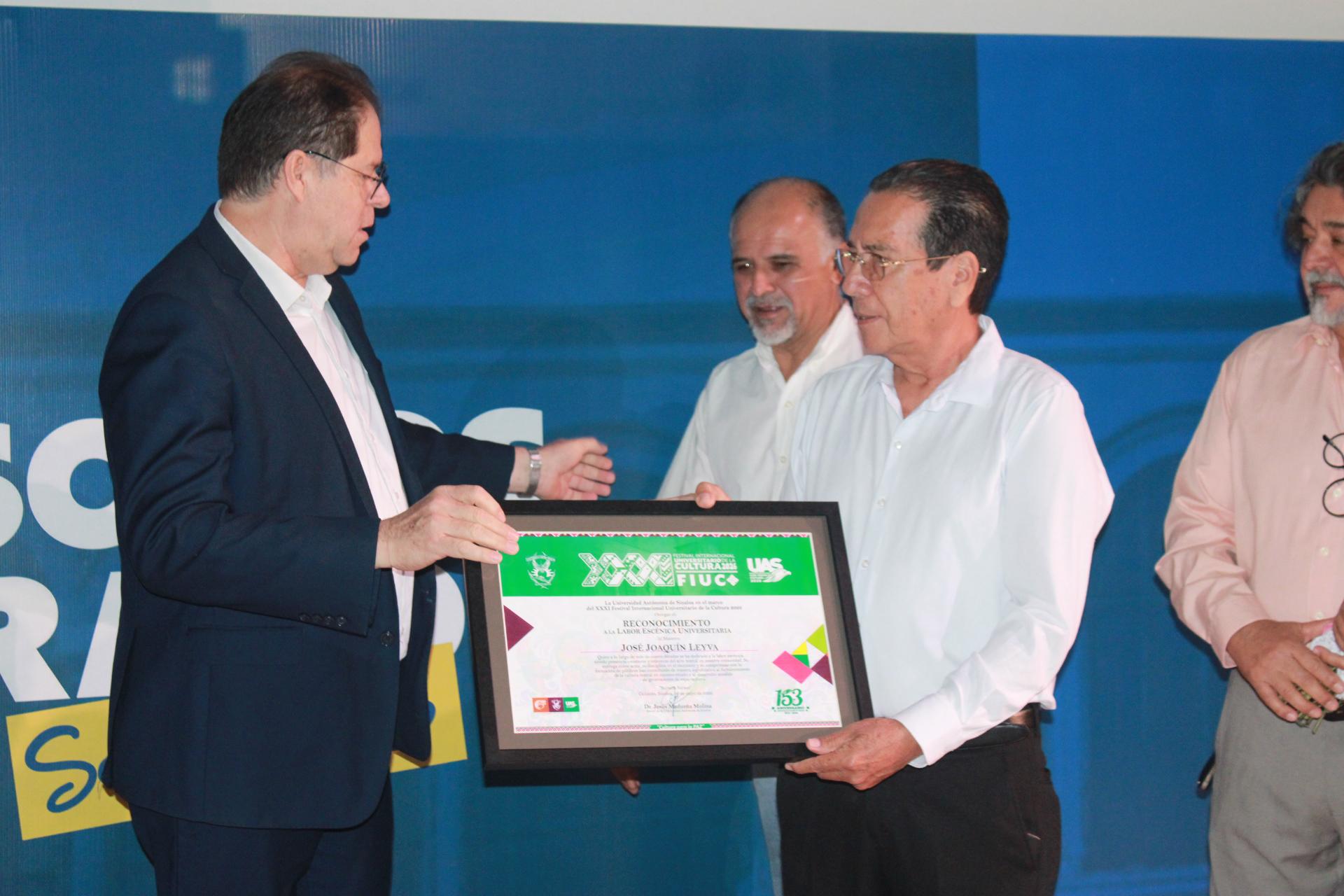 $!Homar Medina, coordinador de Extensión de la Cultura le entregó el reconocimiento.