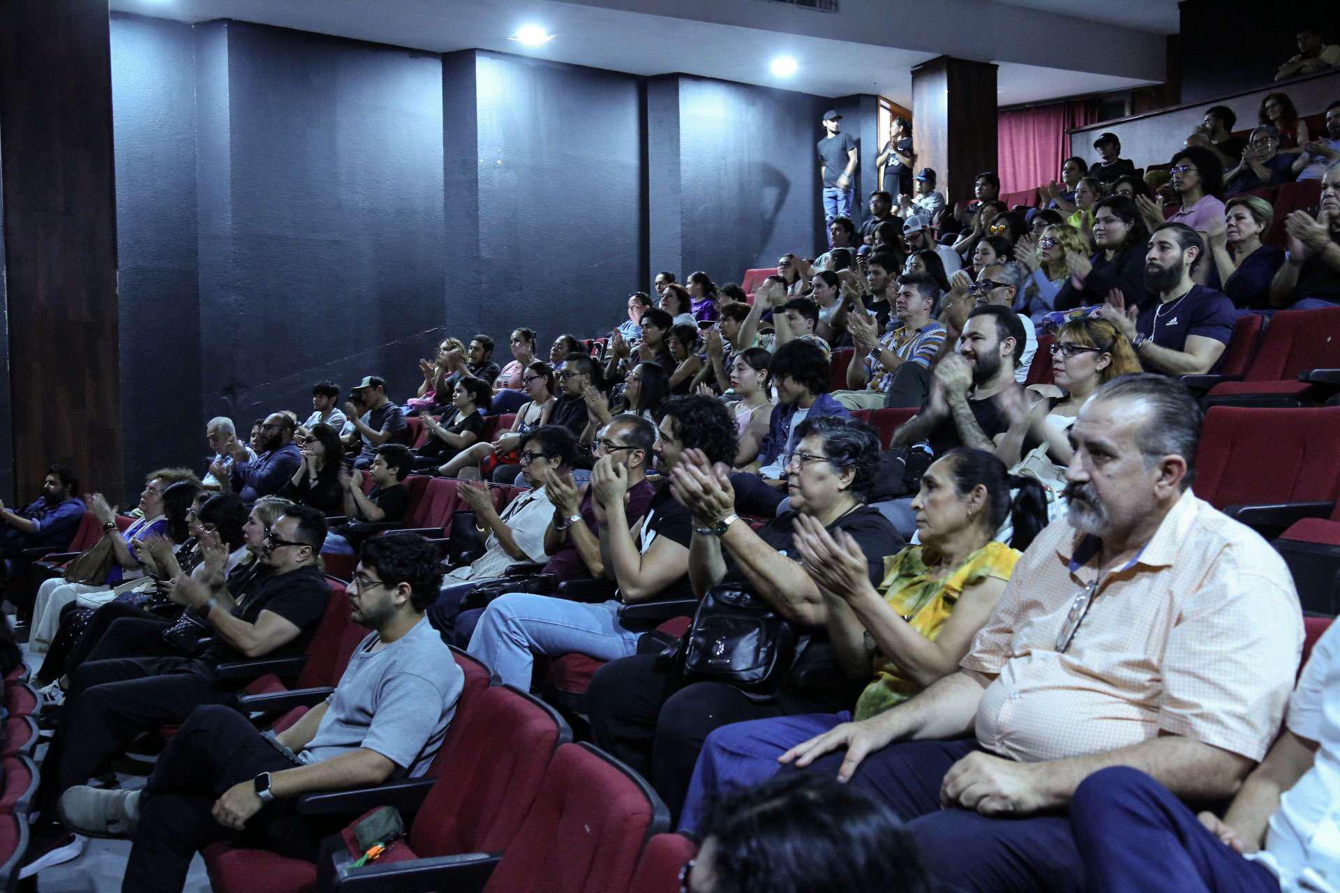 $!La audiencia aplaudió la obra dirigida por Cristhian Meza Alonso, una producción de la Compañía Rudo Teatro.
